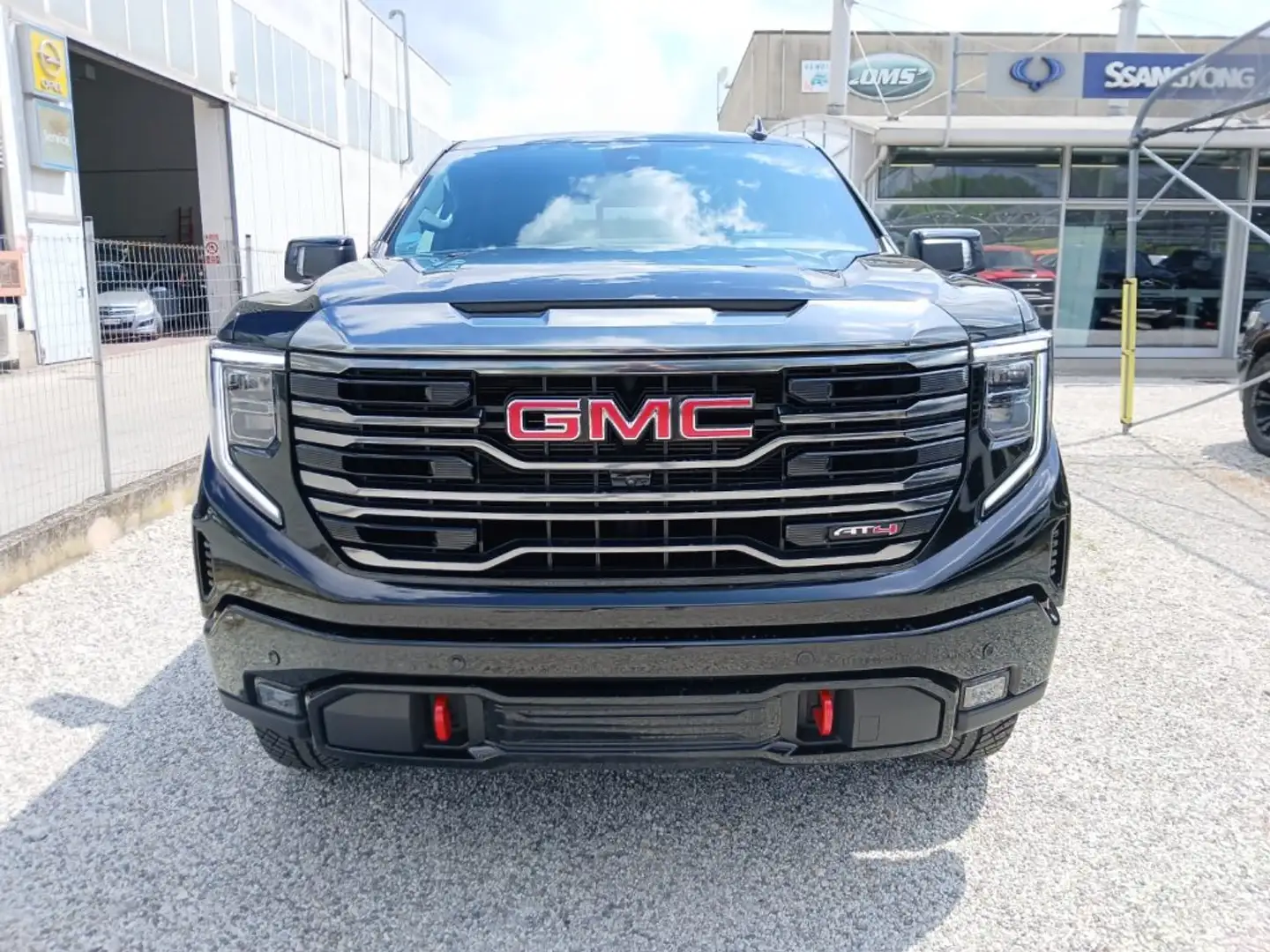 GMC Sierra 1500 Crew Cab 6.2L 4WD EcoTec3 V8 AT4 - N1 Zwart - 2
