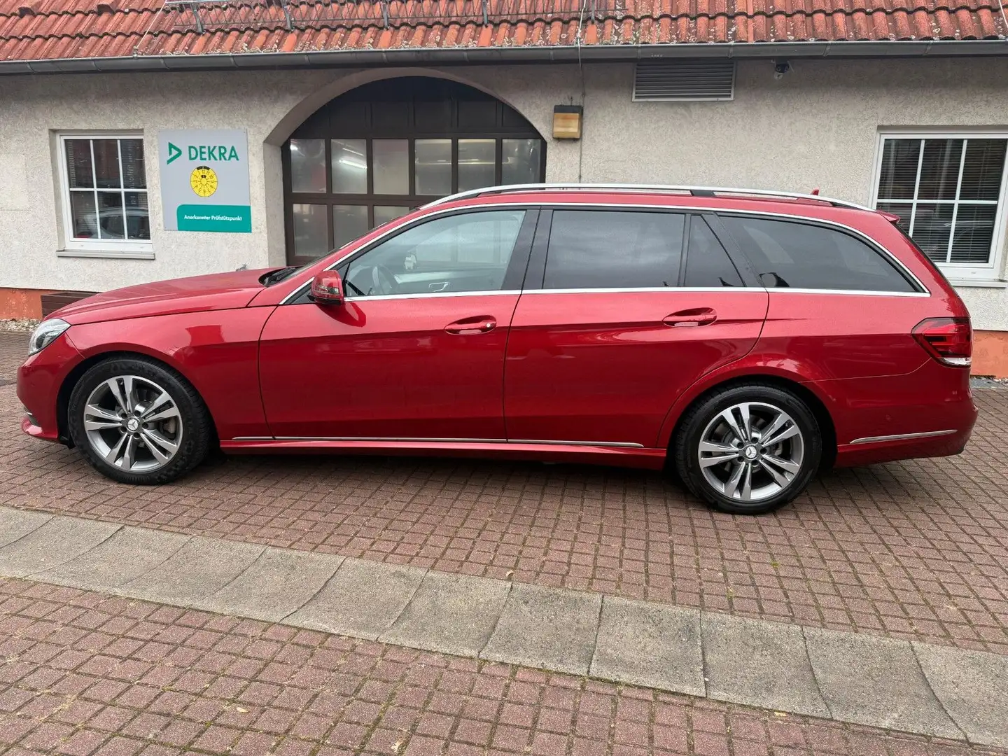 Mercedes-Benz E 220 T-Modell*LED*NAVI*ILS*SITZHZG* Rojo - 2