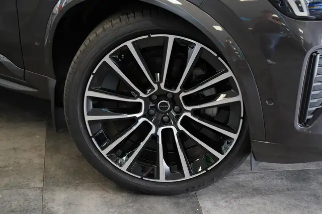 Volvo XC90 view 4
