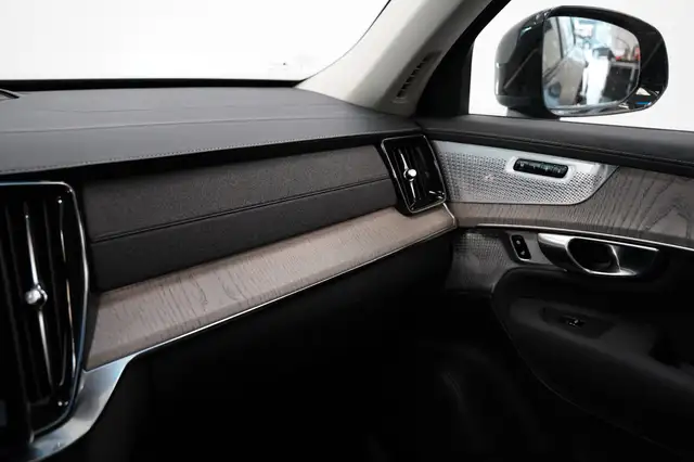 Volvo XC90 view 25