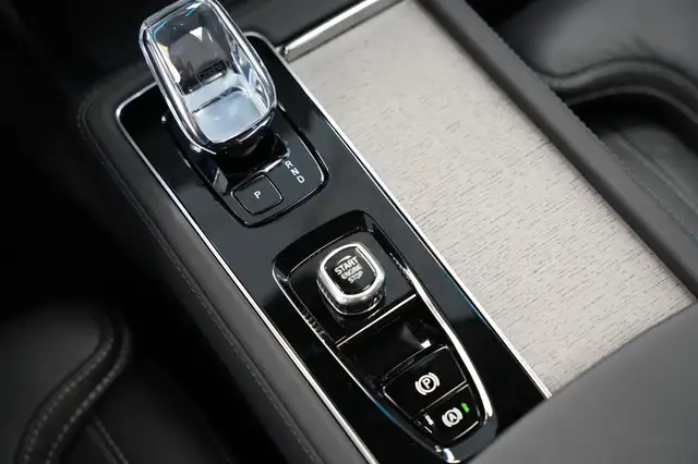 Volvo XC90 view 16