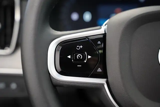 Volvo XC90 view 8