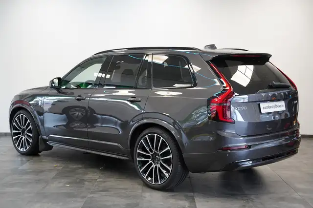 Volvo XC90 view 3