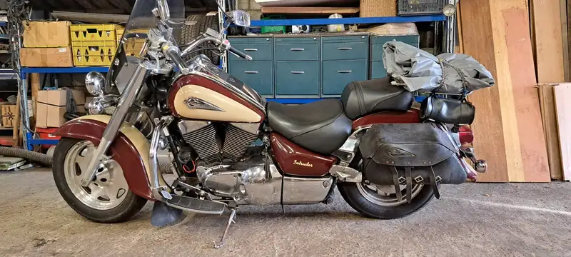 Suzuki Intruder C