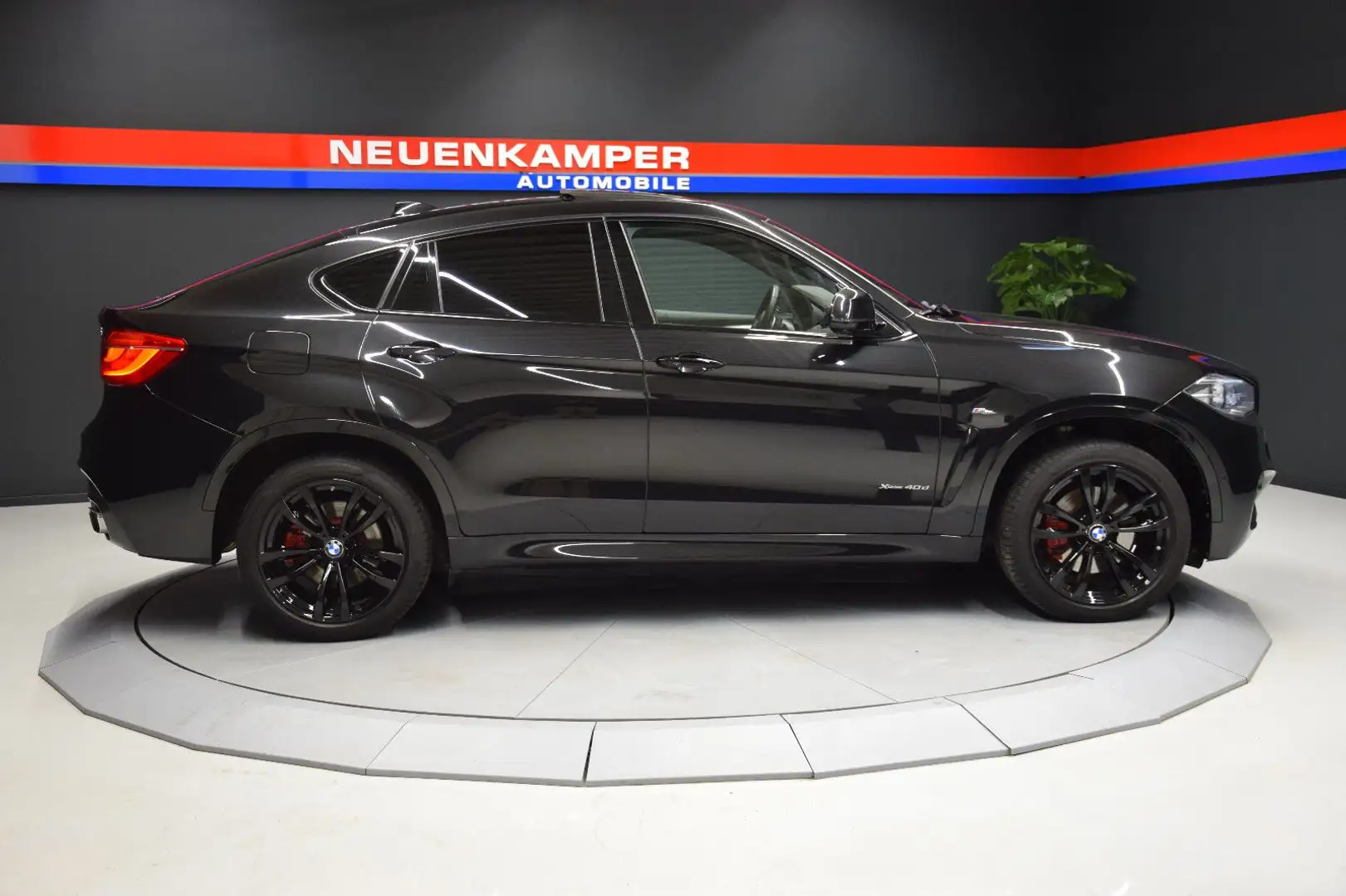 BMW X6 xDrive 40d M Sport Pano Standheizung 360° 20" Schwarz - 2