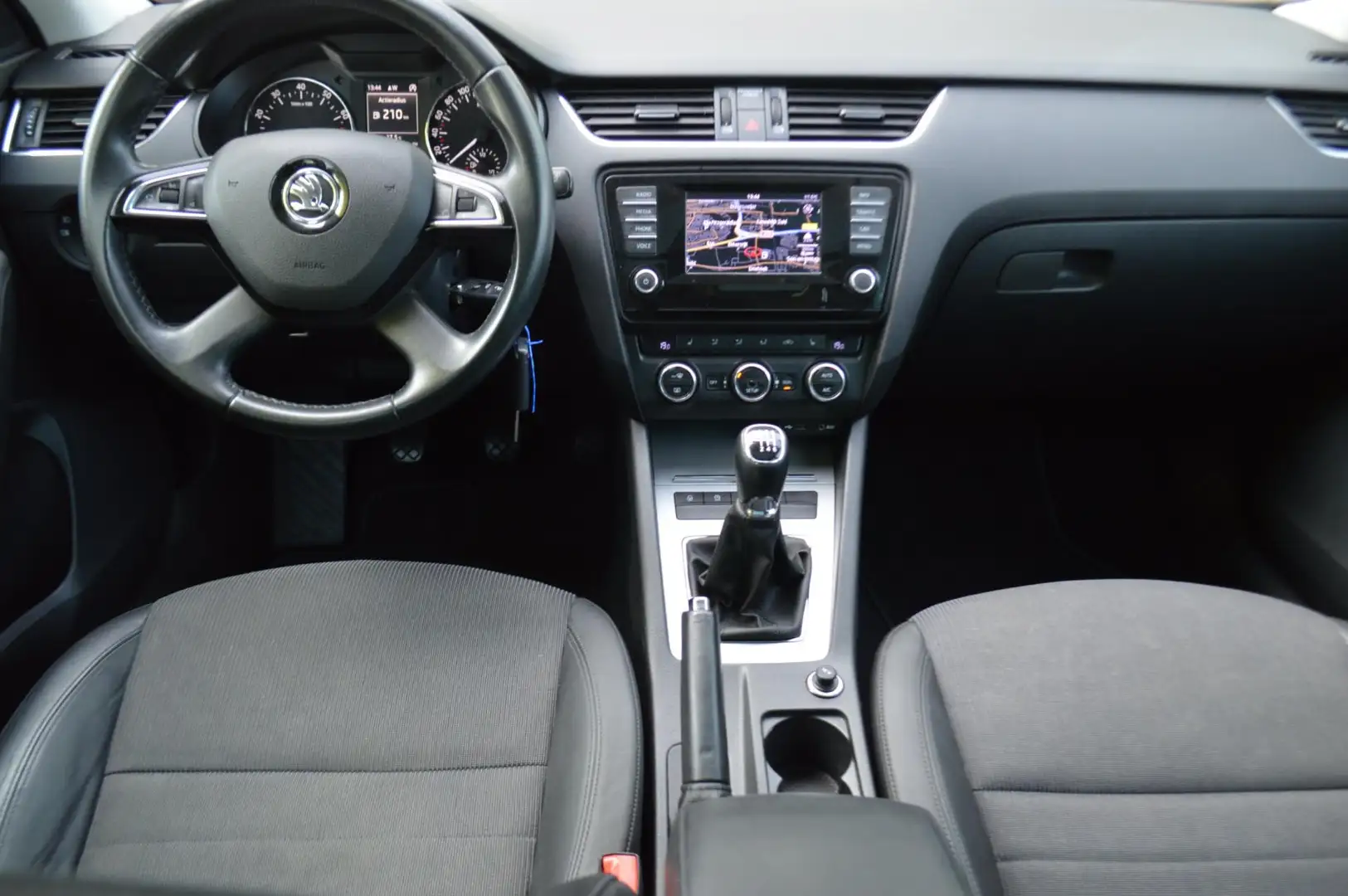 Skoda Octavia Combi 1.2 TSI AmbBusinessline, Trekhaak, Panoramad Nero - 2
