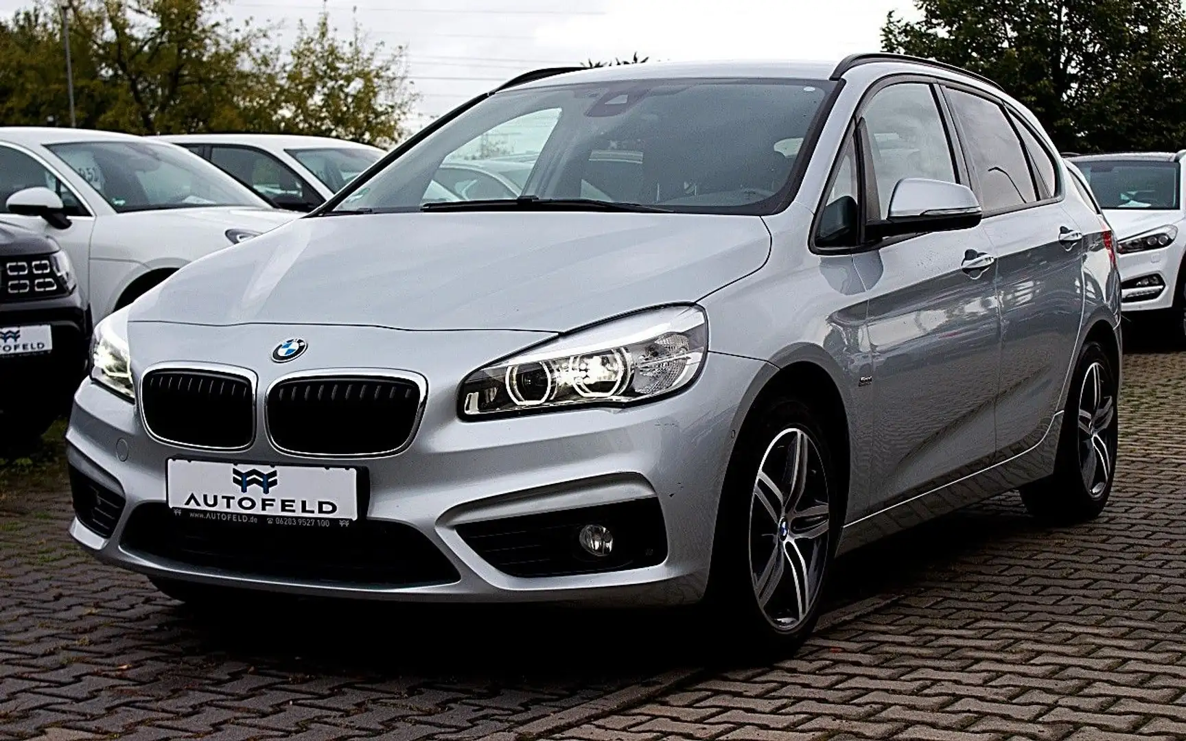 BMW 218 218d Sport Line/SHEFT/NAVI/SHZ/PDC/RCAM/8FACH/BT Silber - 1