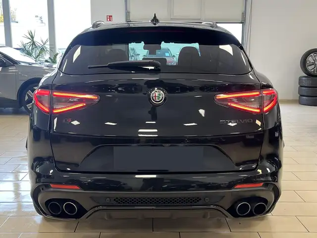 Alfa Romeo Stelvio view 13