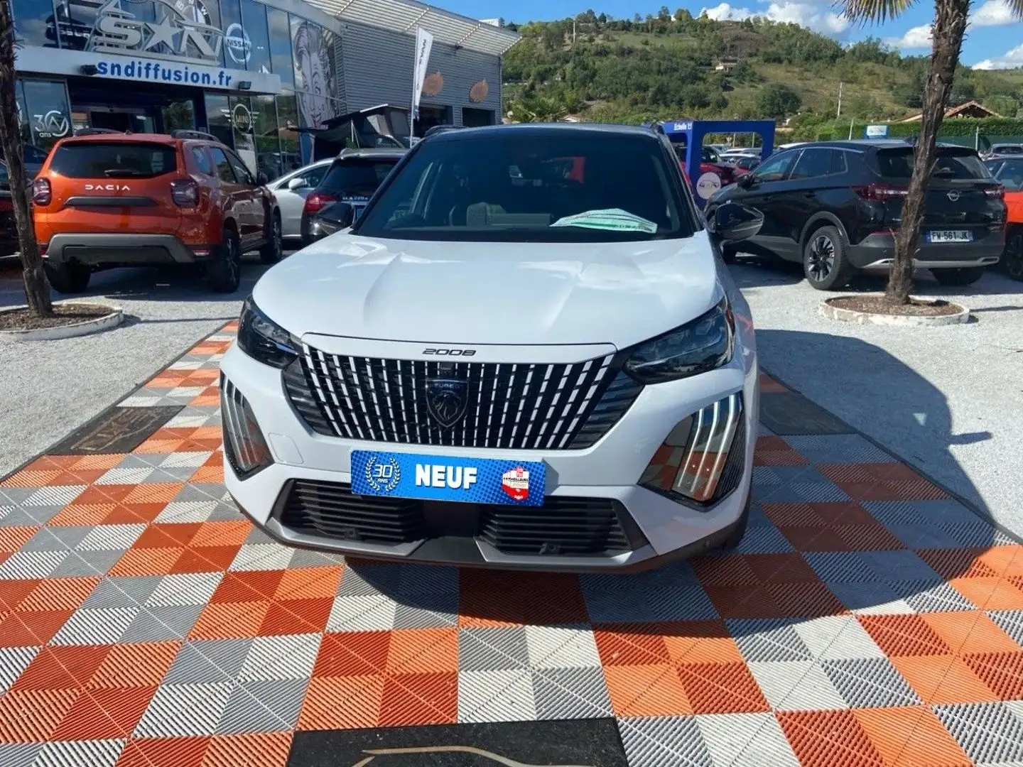 Peugeot 2008 II (2) 1.2 Hybrid 145 GT e-DCS6 GPS Caméra 360Â° Blanc - 2
