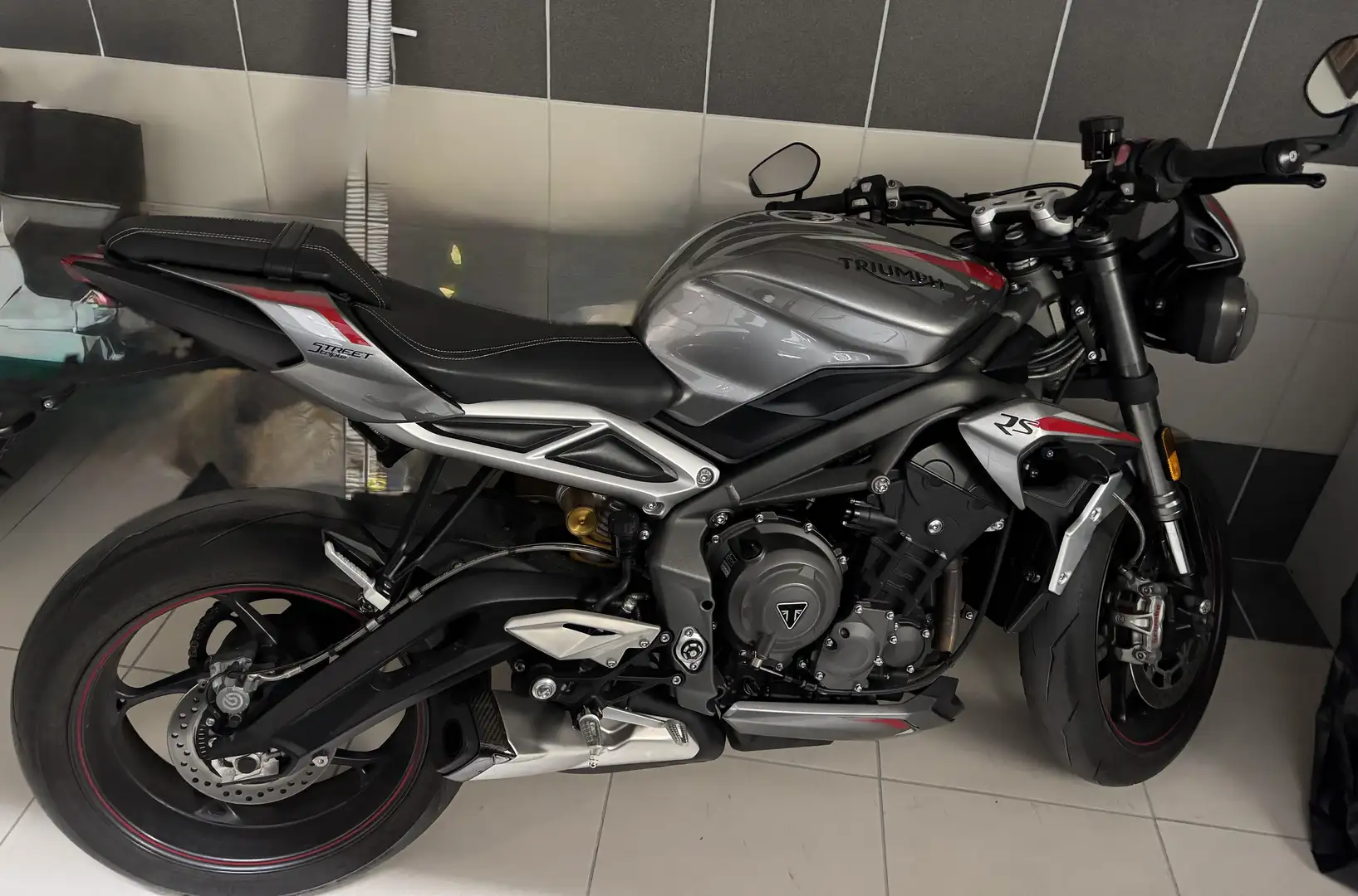 Triumph street triple RS 765 - 1