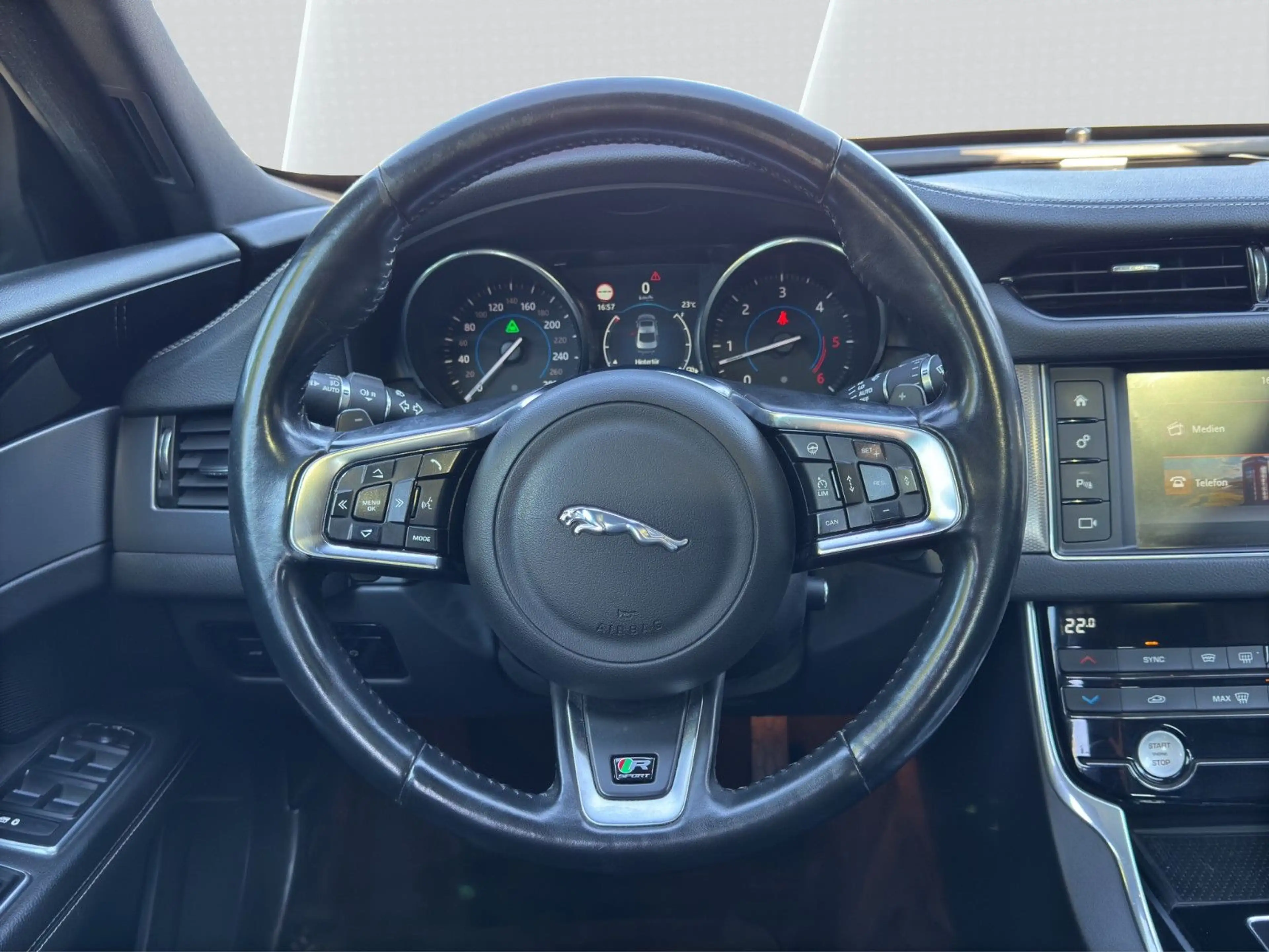 Jaguar XF 30d 300PS R-Sport Automatik, PANO, ACC — photo 12