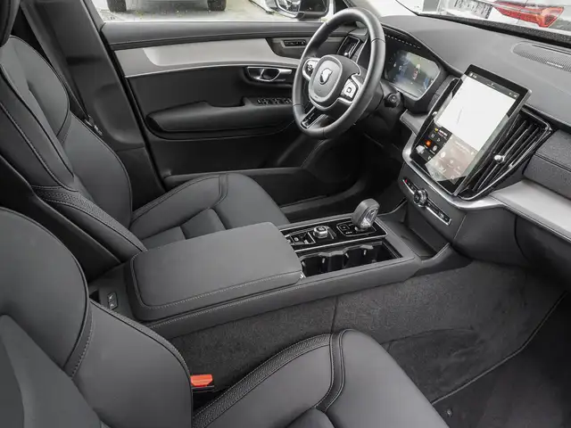 Volvo XC90 view 8