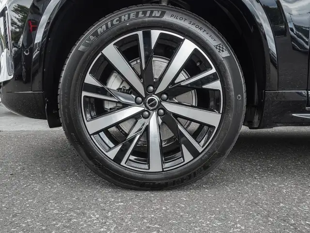Volvo XC90 view 7
