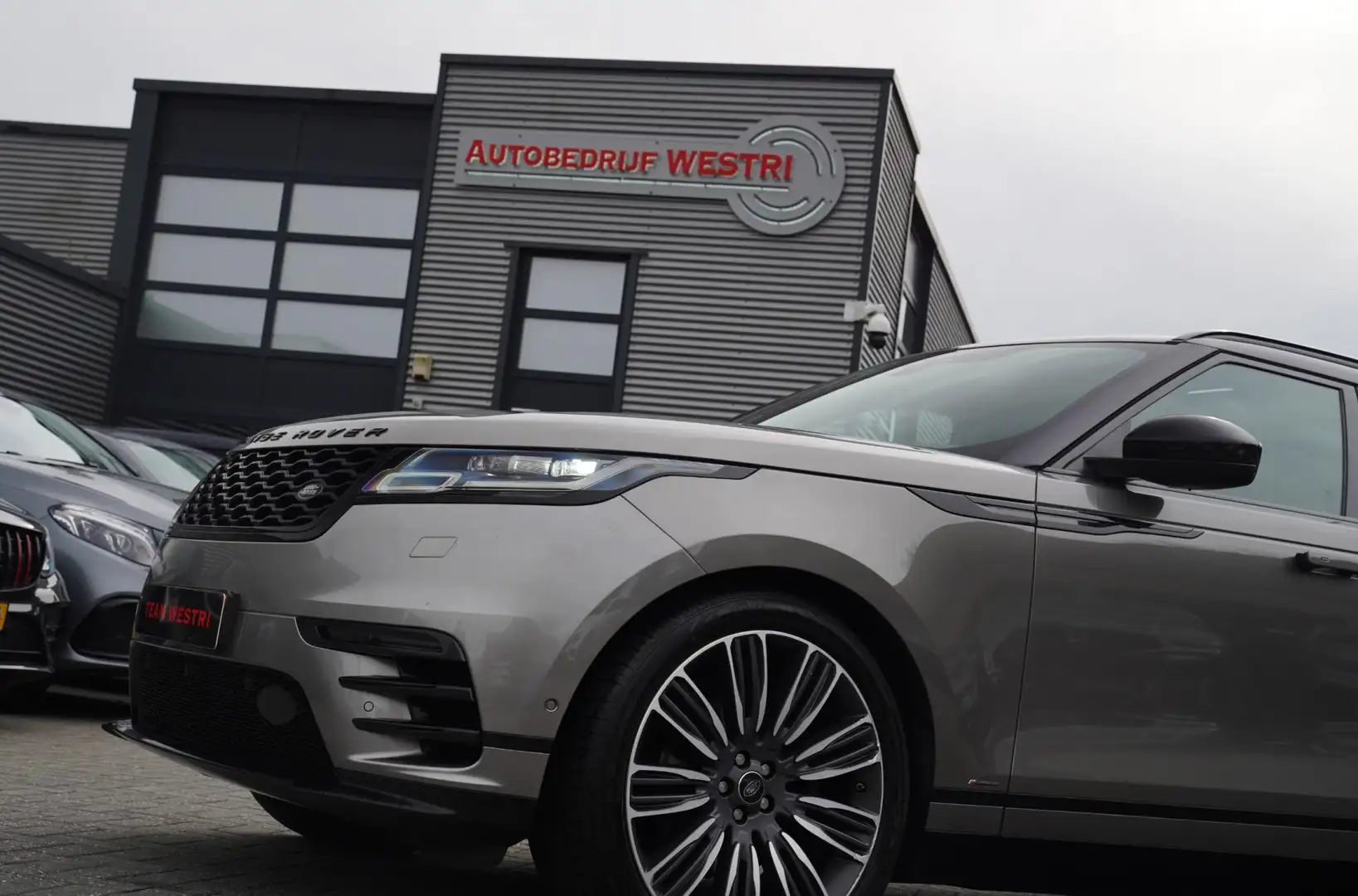 Land Rover Range Rover Velar 3.0 V6 AWD SE | Massage | Stoelverkoeling | Alcant Grijs - 2