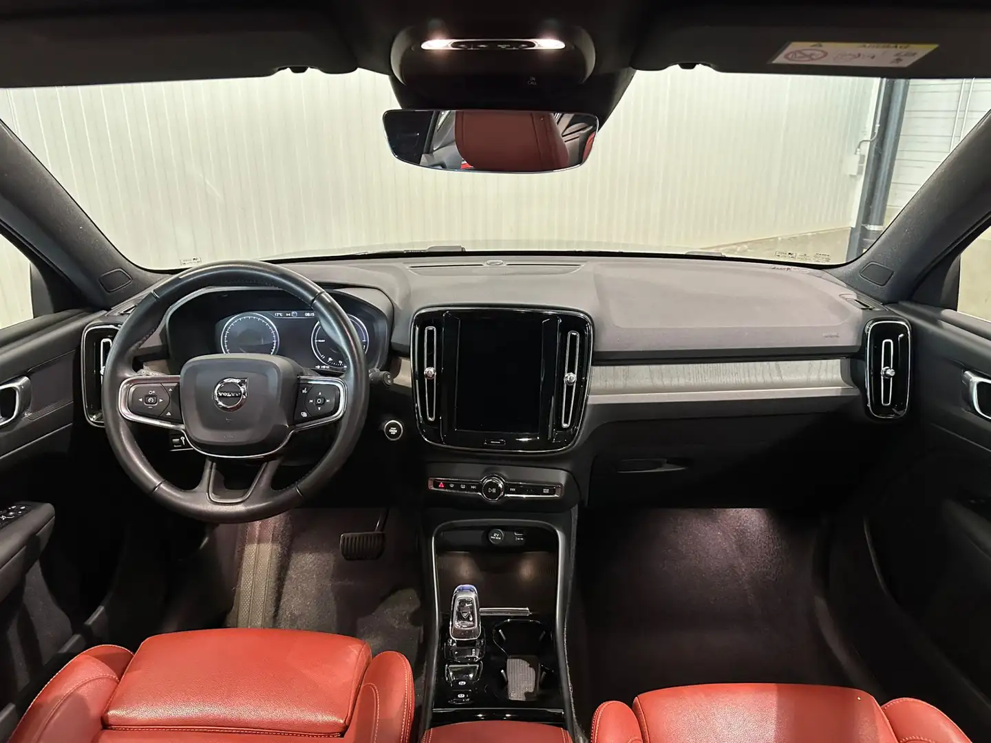 Volvo XC40 T5 Aut. Plug-In Hybrid Inscription CruiseControl L Zwart - 2