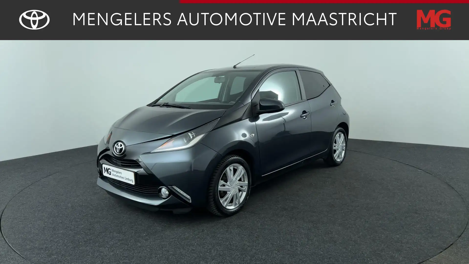 Toyota Aygo 1.0 VVT-i x-play | 4 Seizoenenbanden | P. Camera | Grijs - 1