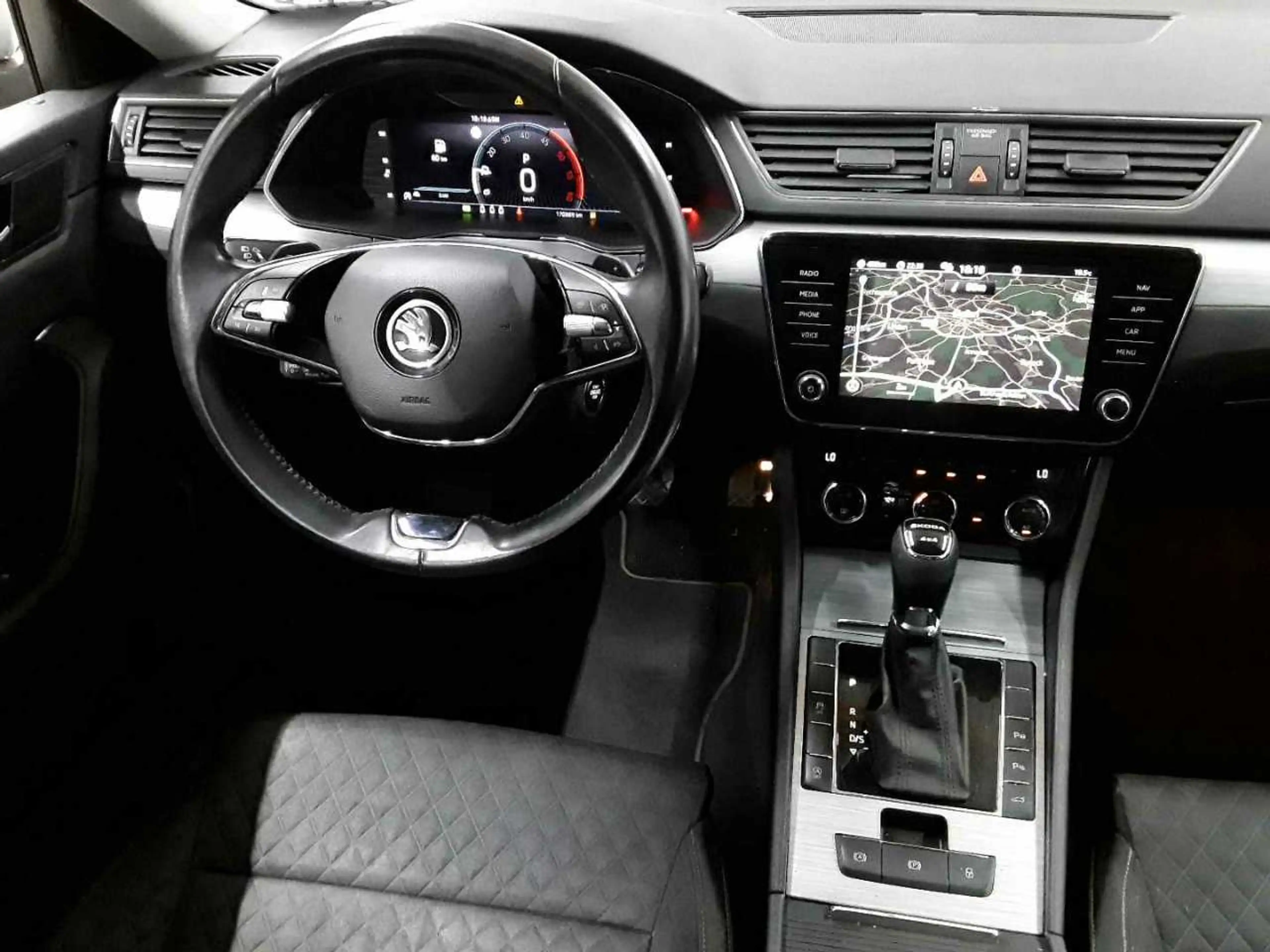 Skoda Superb Superb Combi 4x4 Ambition AHK NAV KAM — photo 10