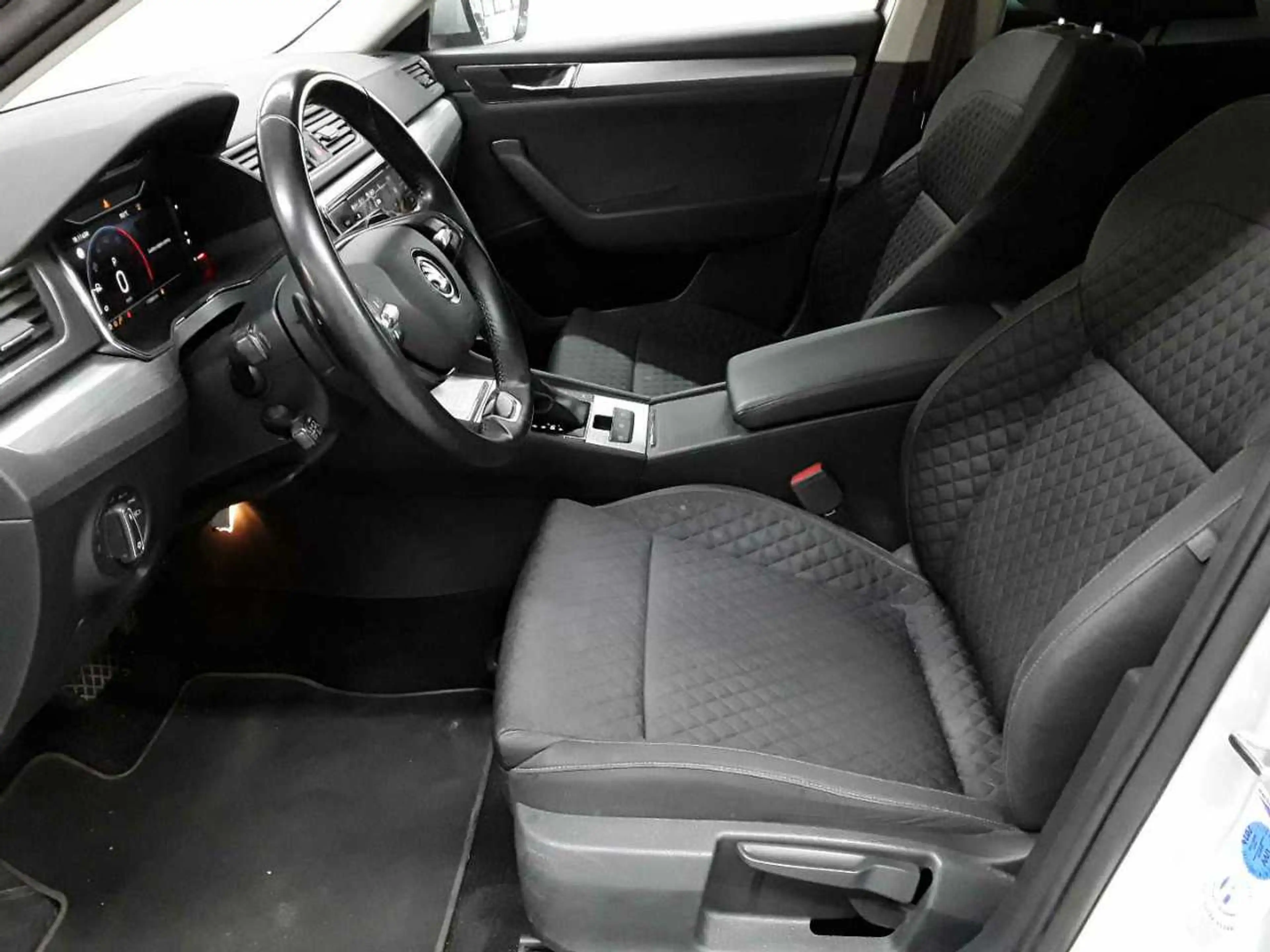 Skoda Superb Superb Combi 4x4 Ambition AHK NAV KAM — photo 7