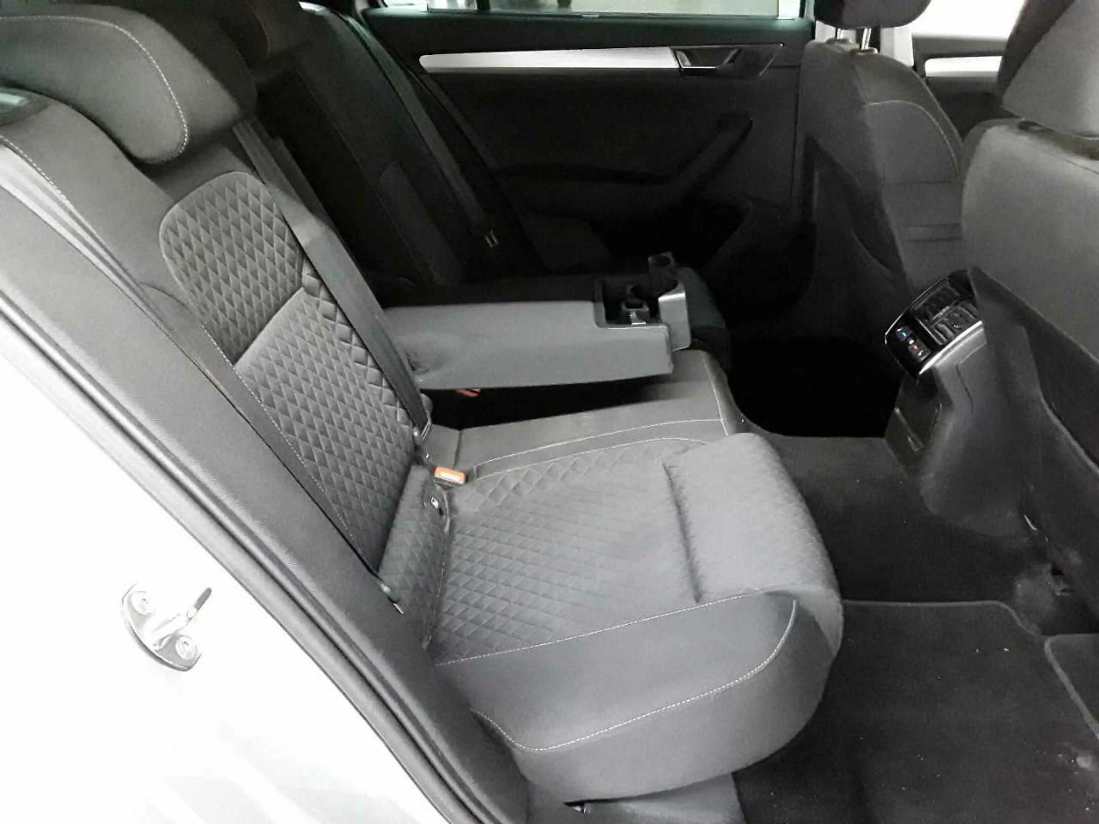Skoda Superb Superb Combi 4x4 Ambition AHK NAV KAM — photo 14