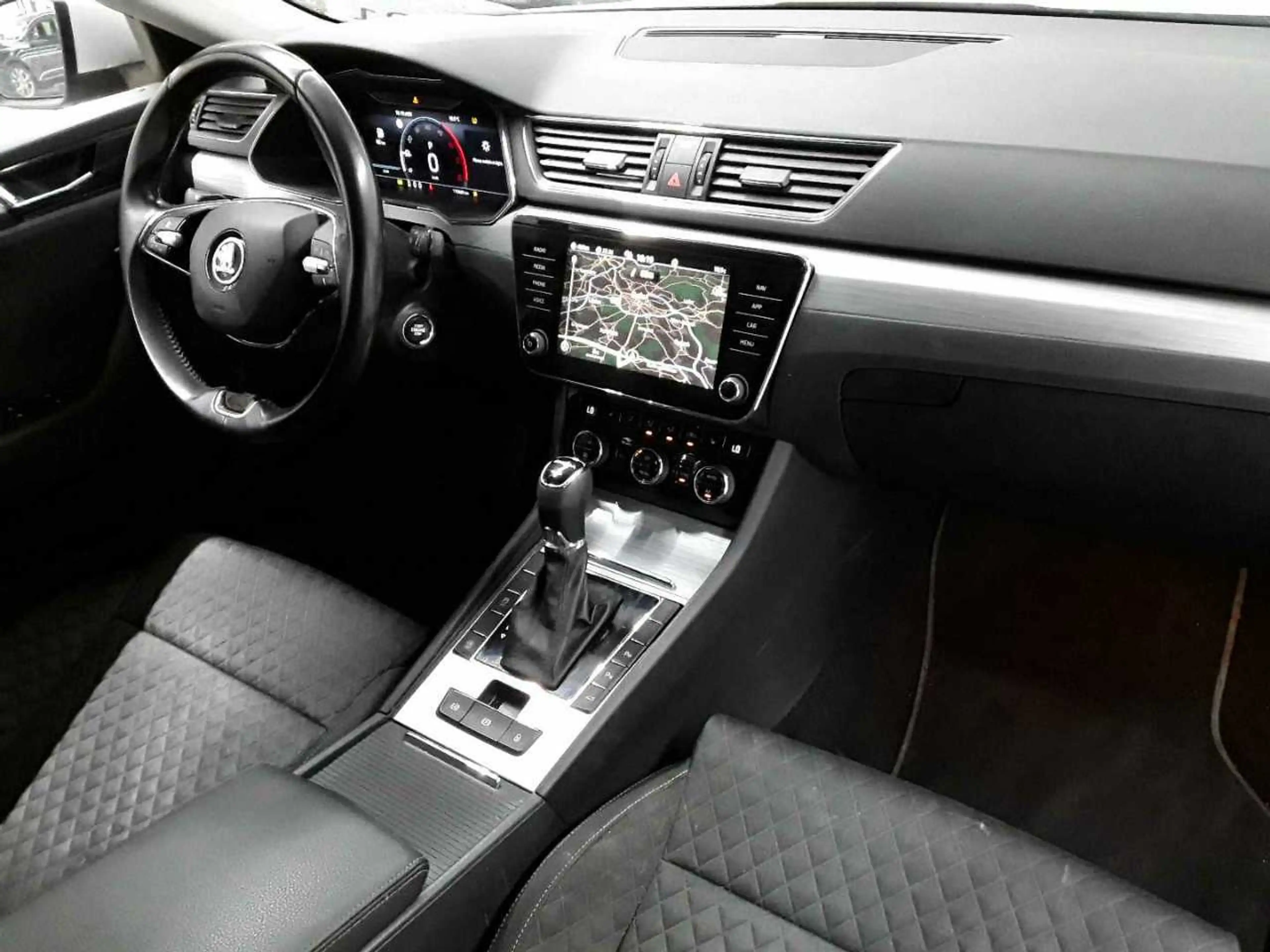 Skoda Superb Superb Combi 4x4 Ambition AHK NAV KAM — photo 9