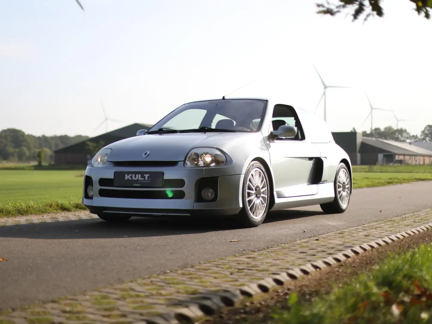 Renault Clio 3.0 V6 | 1 Owner | First paint | 33.500km Zilver - 1