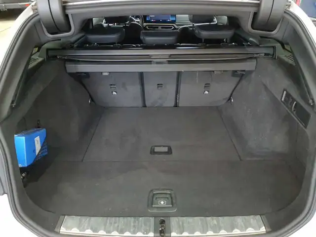 BMW 3 Series view 15
