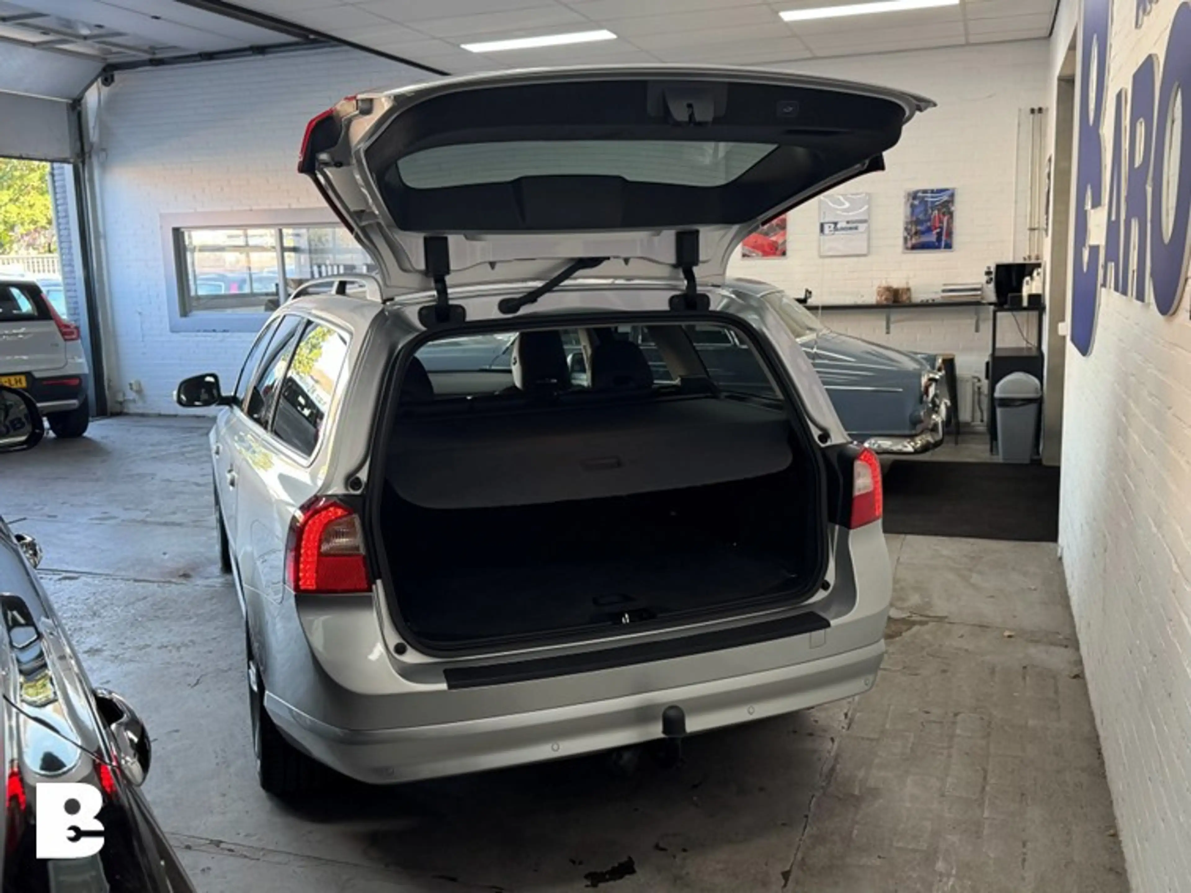 Volvo V70 2.0T Momentum — photo 15