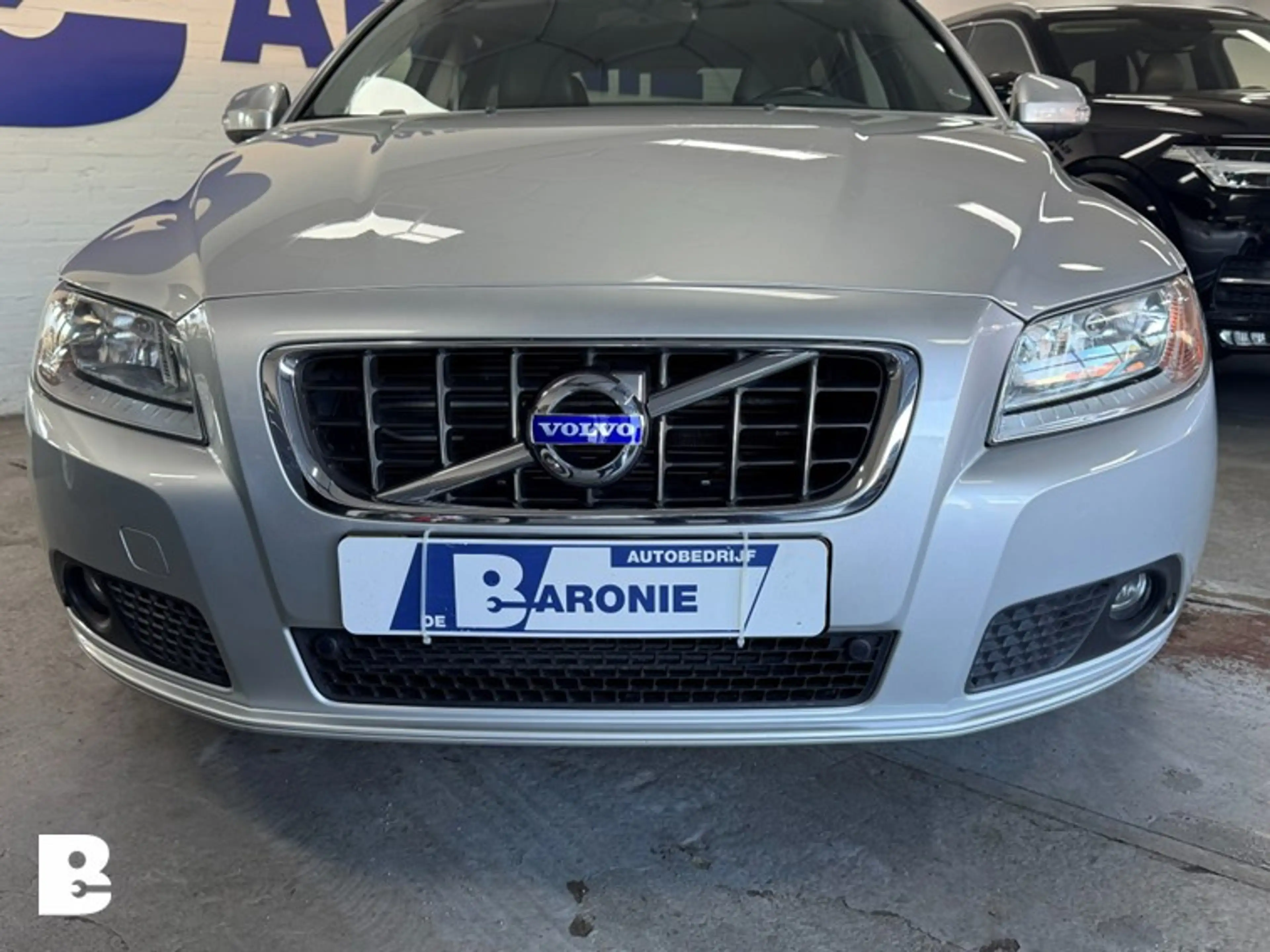 Volvo V70 2.0T Momentum — photo 9