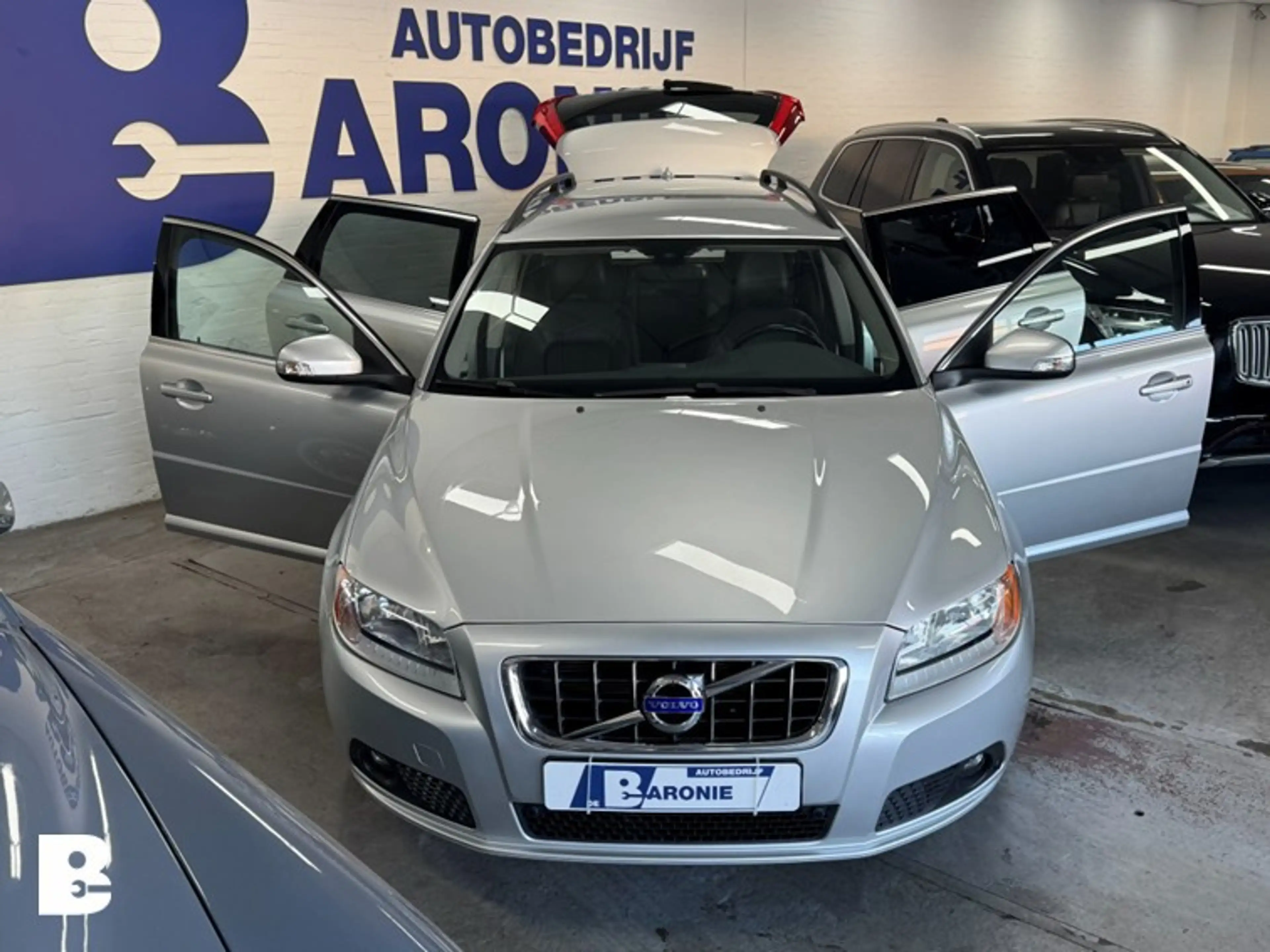 Volvo V70 2.0T Momentum — photo 14