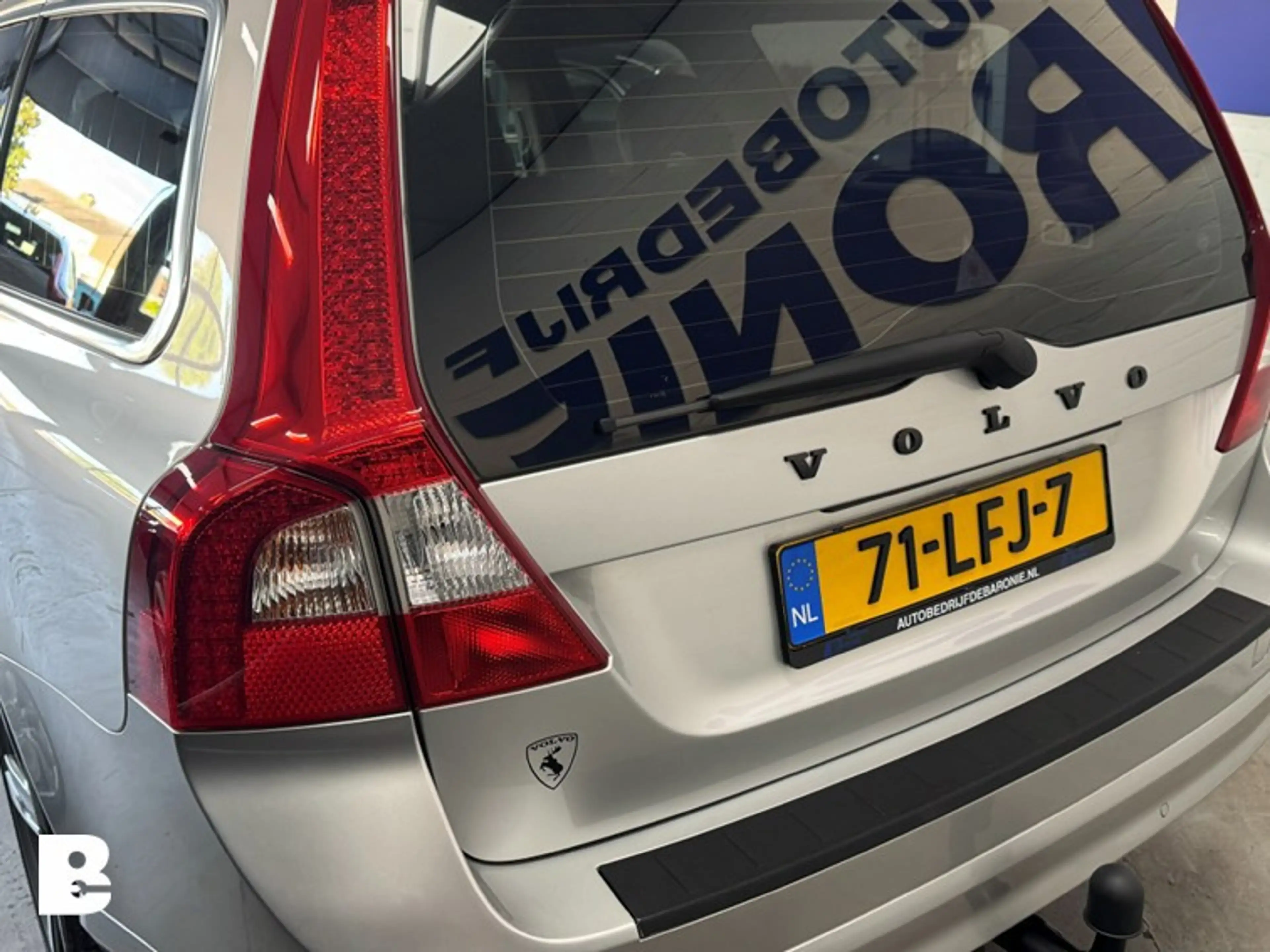 Volvo V70 2.0T Momentum — photo 13