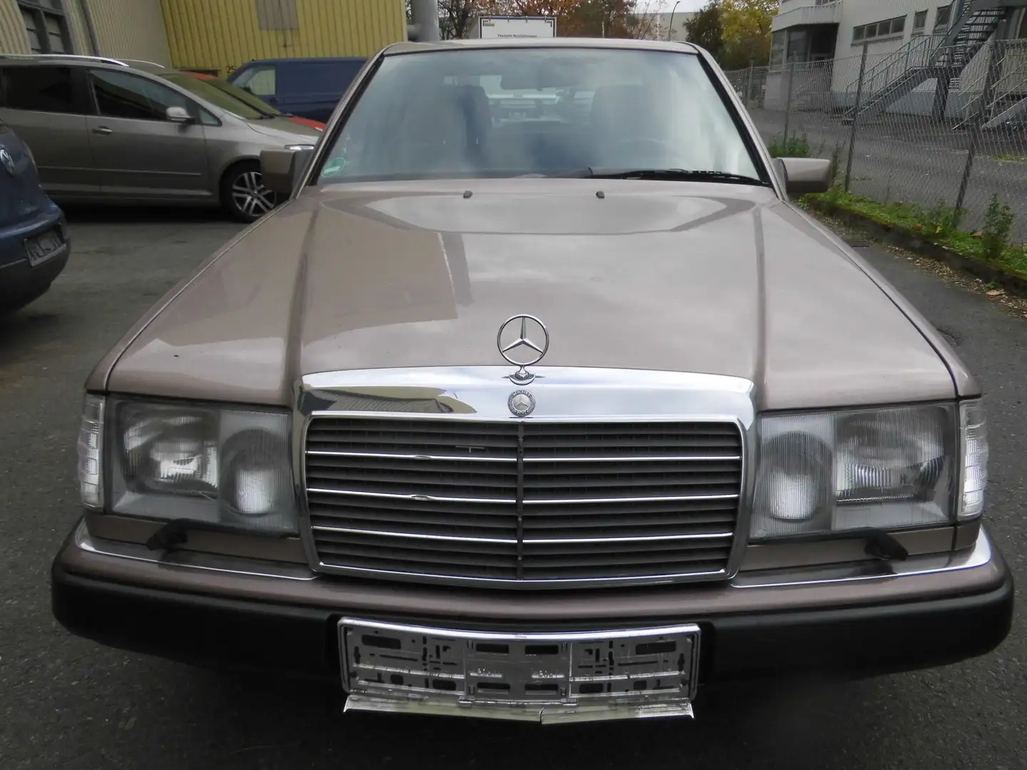Mercedes-Benz E 200 E-Klasse Beige - 1