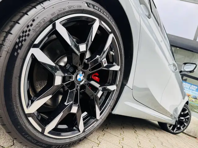 BMW 3 Series view 4