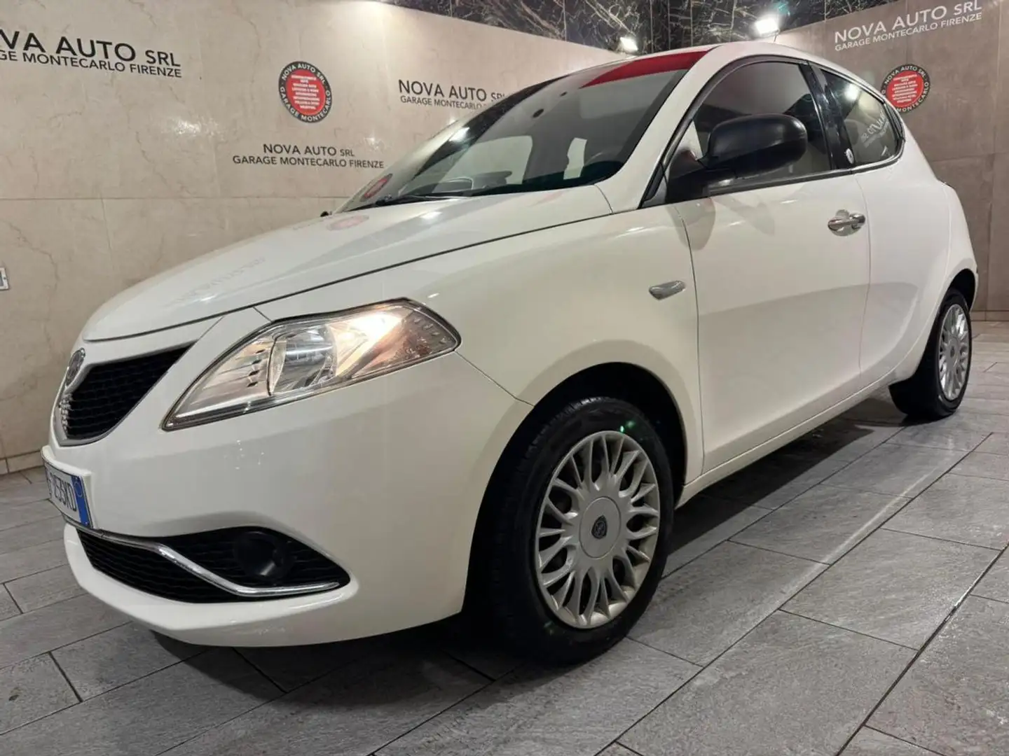 Lancia Ypsilon 1.2 69 CV 5 porte GPL Ecochic Silver Bianco - 1