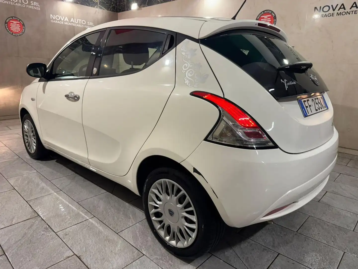Lancia Ypsilon 1.2 69 CV 5 porte GPL Ecochic Silver Bianco - 2