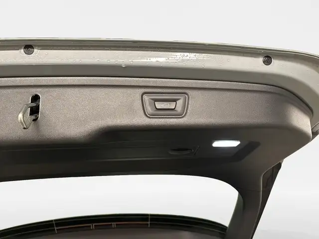 BMW 3 Series view 11