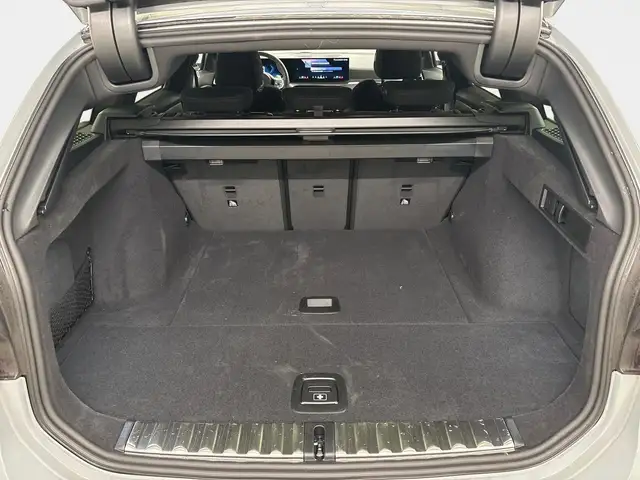 BMW 3 Series view 10