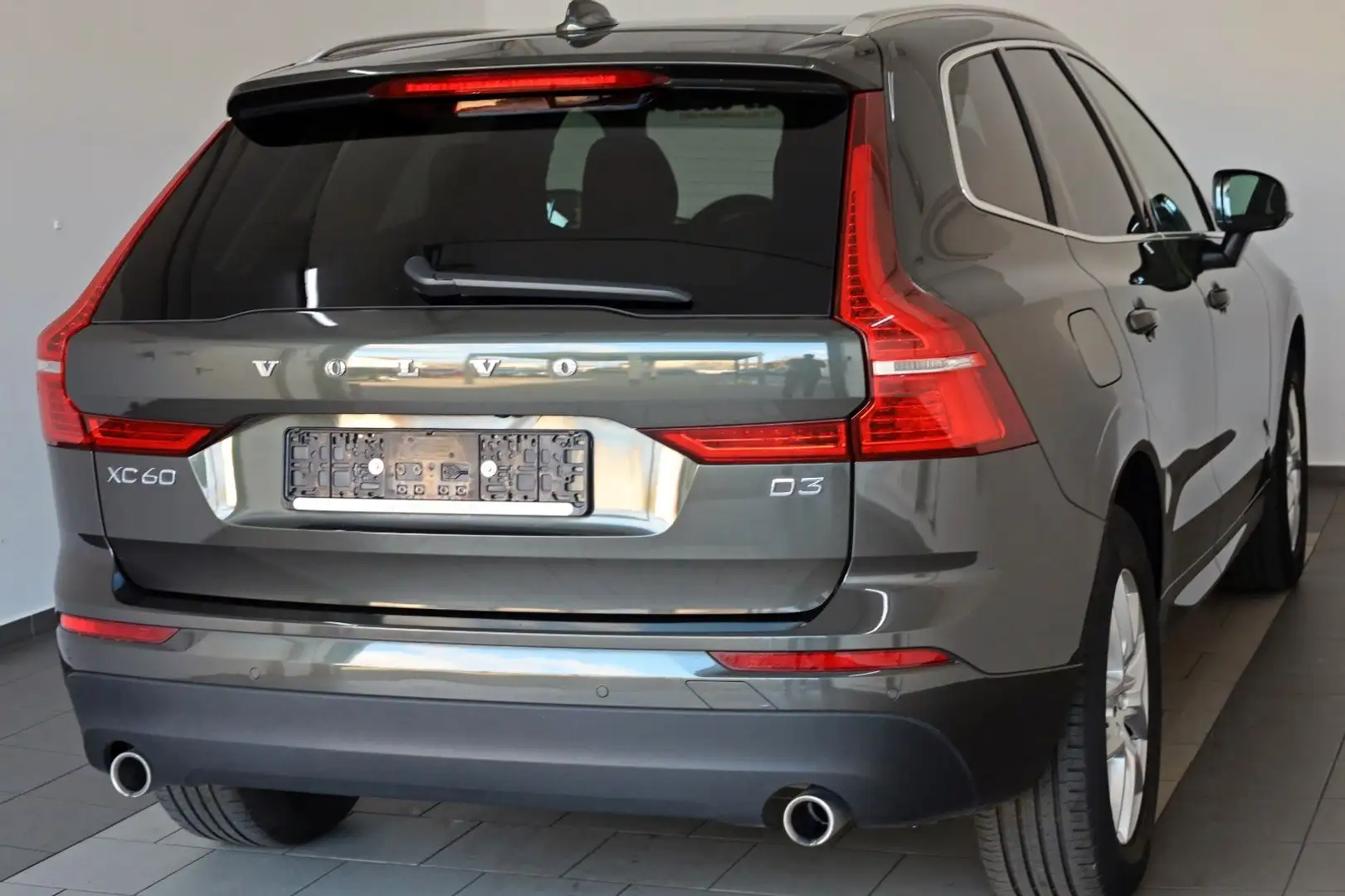Volvo XC60 Momentum Pro,Navi,LED,SH,Kamera,ACC,AHK Grau - 2