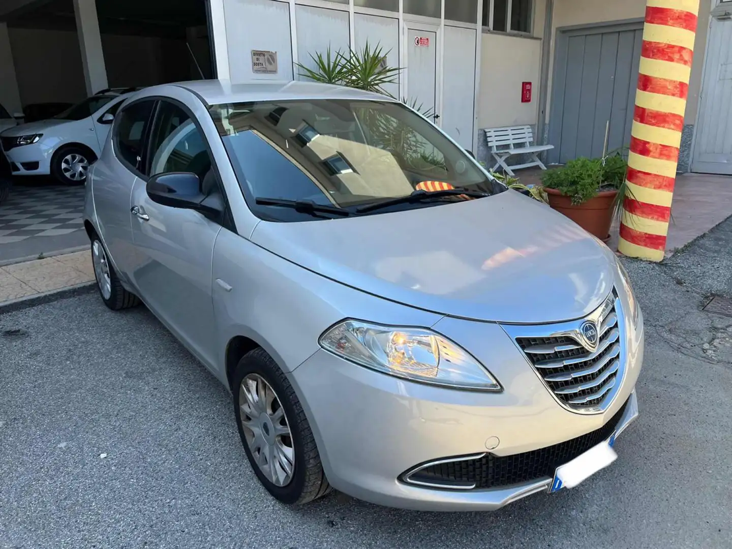 Lancia Ypsilon 1.2 69 CV 5 porte Silver Zilver - 2
