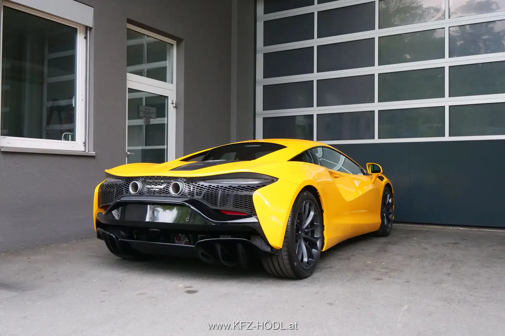 McLaren Artura Żółty - 2