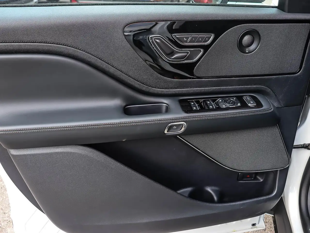 Lincoln Aviator снимка Lincoln Aviator