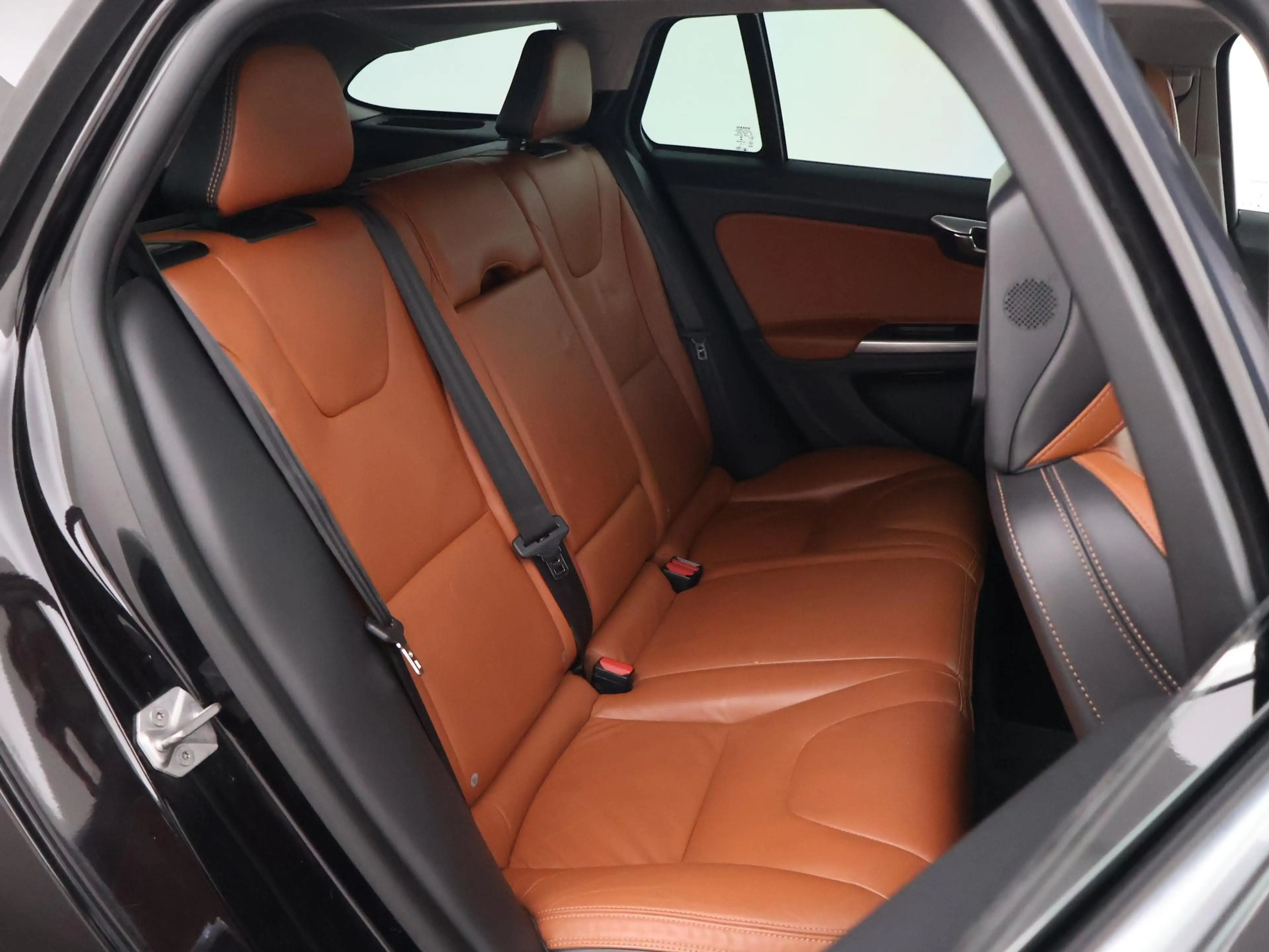 Volvo V60 2.4 D6 AWD PLUG-IN AMBER BLACK + COGNAC LEDER | AD — photo 10