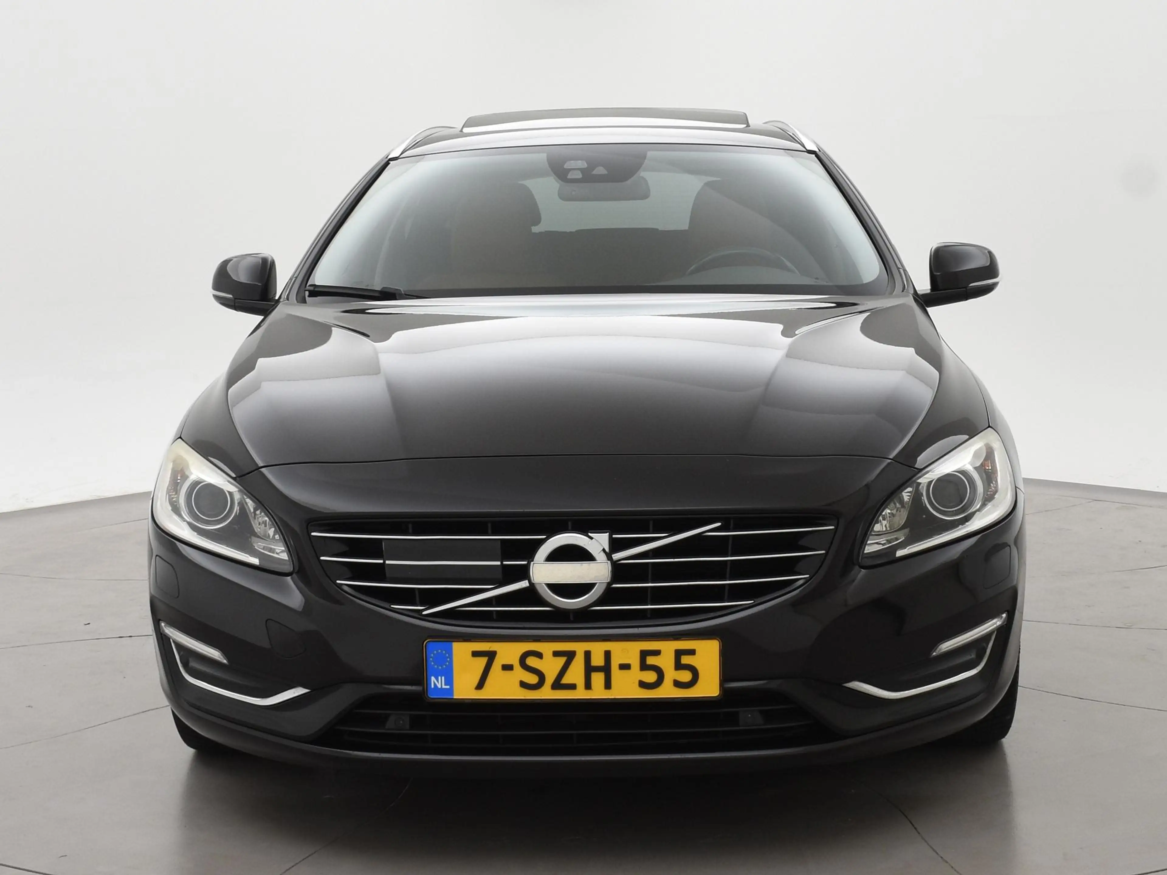 Volvo V60 2.4 D6 AWD PLUG-IN AMBER BLACK + COGNAC LEDER | AD — photo 7