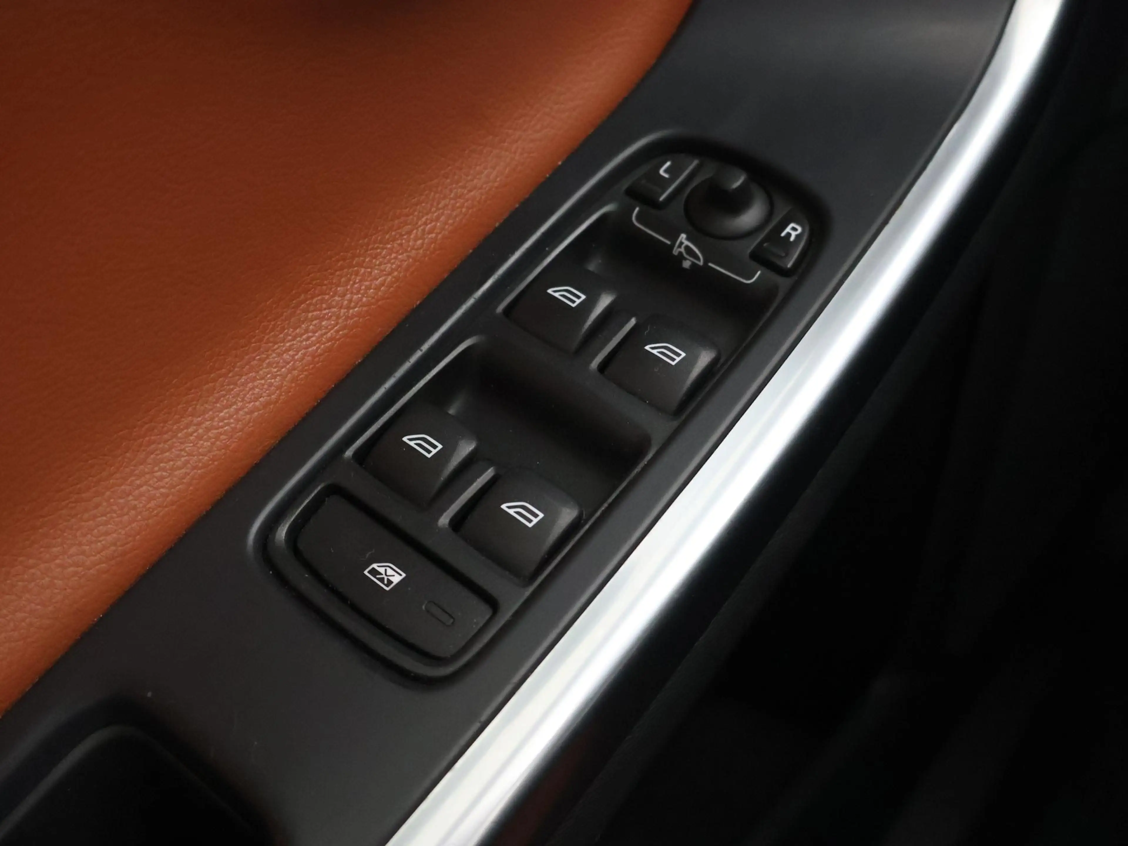 Volvo V60 2.4 D6 AWD PLUG-IN AMBER BLACK + COGNAC LEDER | AD — photo 50