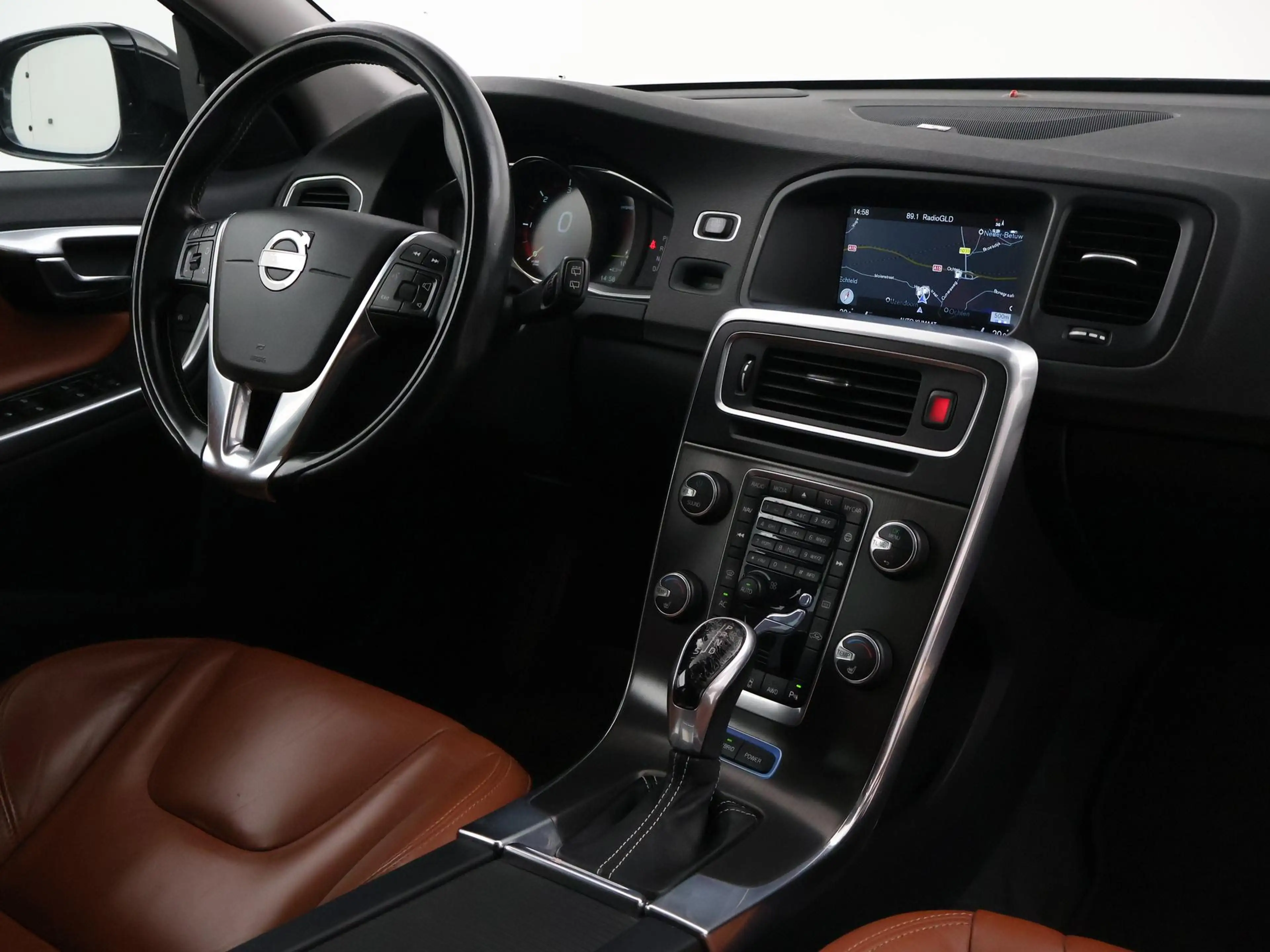 Volvo V60 2.4 D6 AWD PLUG-IN AMBER BLACK + COGNAC LEDER | AD — photo 3