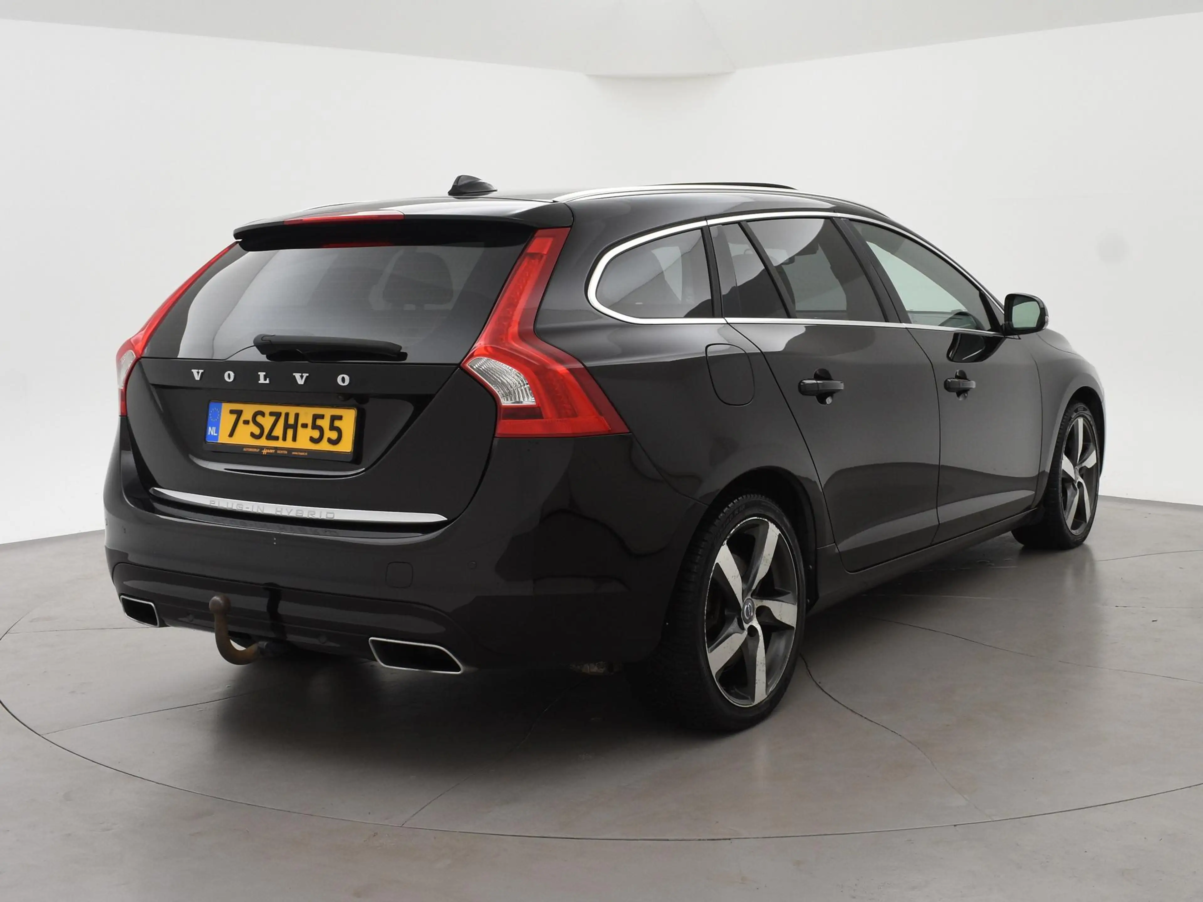 Volvo V60 2.4 D6 AWD PLUG-IN AMBER BLACK + COGNAC LEDER | AD — photo 2