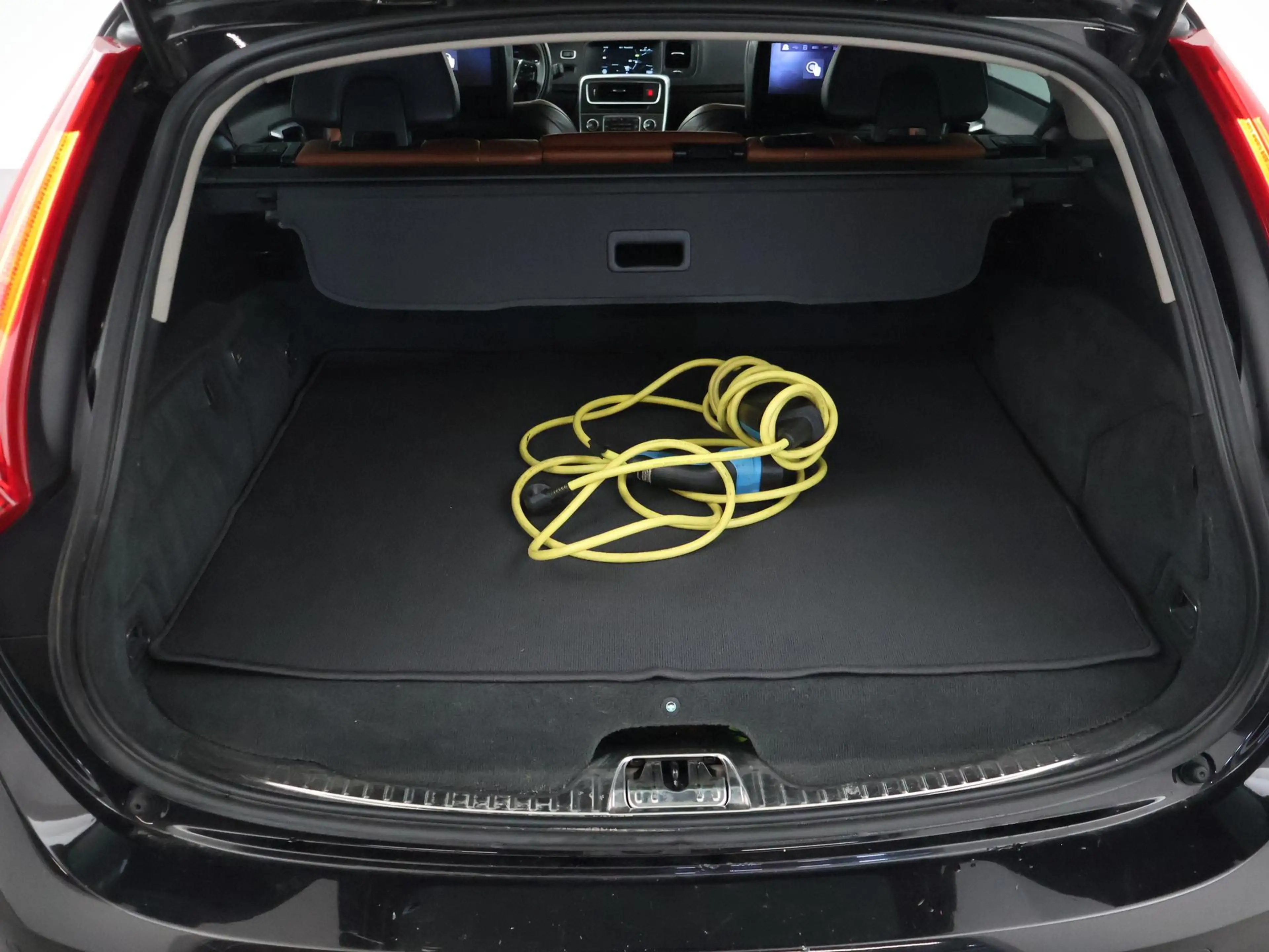 Volvo V60 2.4 D6 AWD PLUG-IN AMBER BLACK + COGNAC LEDER | AD — photo 39