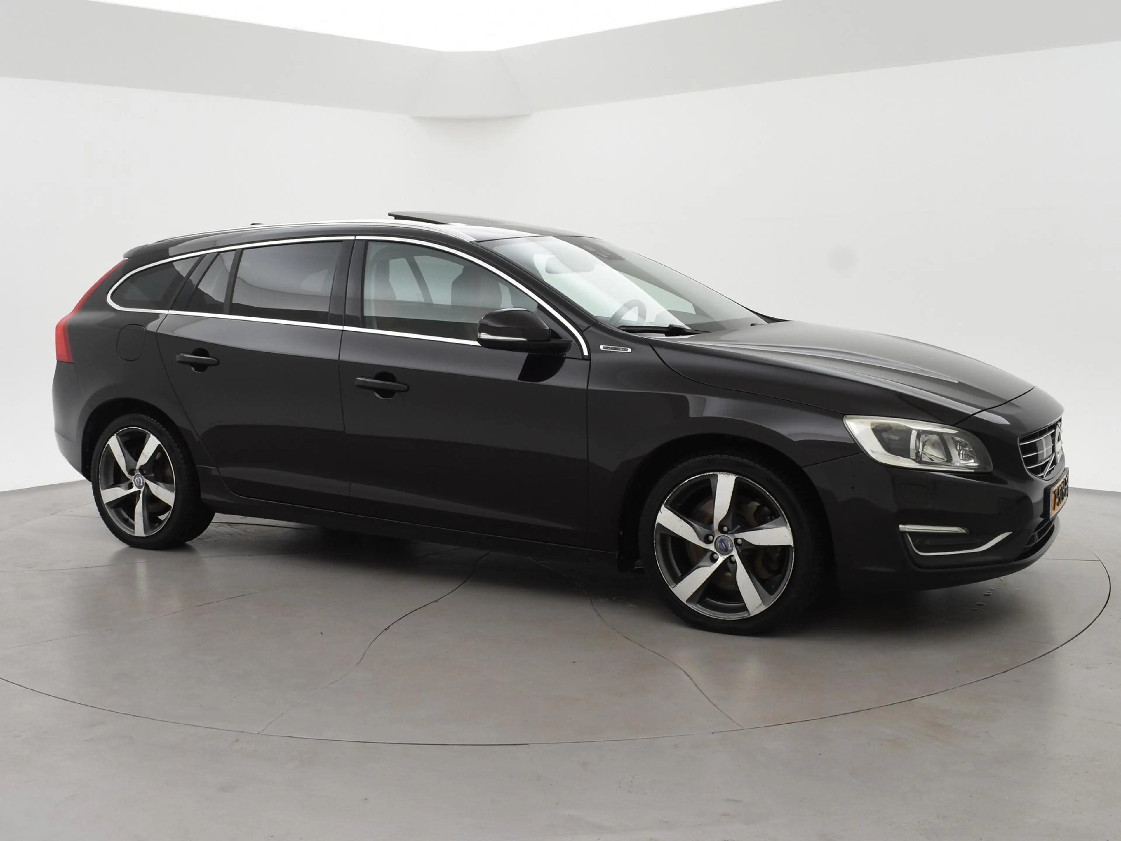 Volvo V60 2.4 D6 AWD PLUG-IN AMBER BLACK + COGNAC LEDER | AD — photo 29