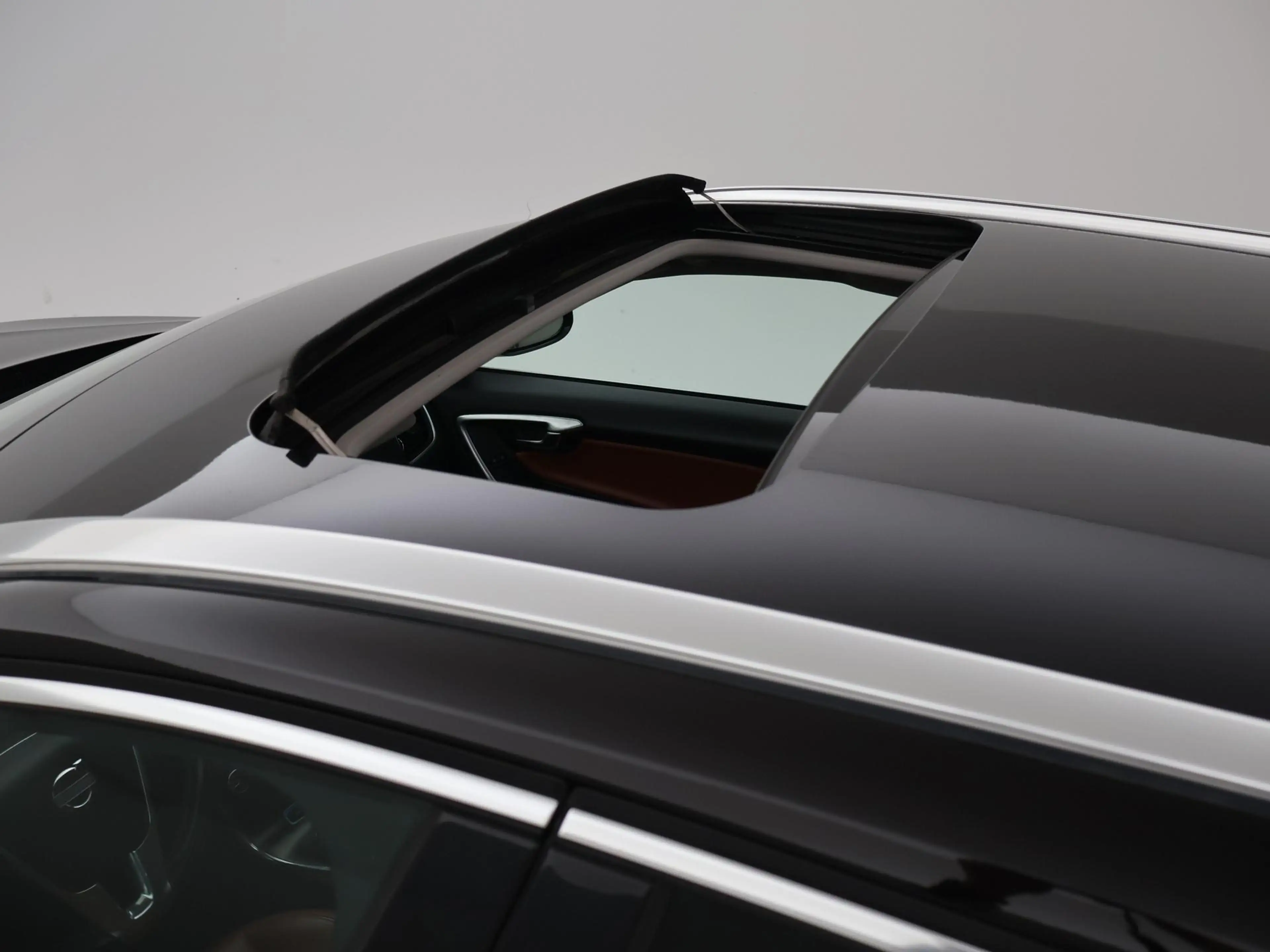 Volvo V60 2.4 D6 AWD PLUG-IN AMBER BLACK + COGNAC LEDER | AD — photo 18