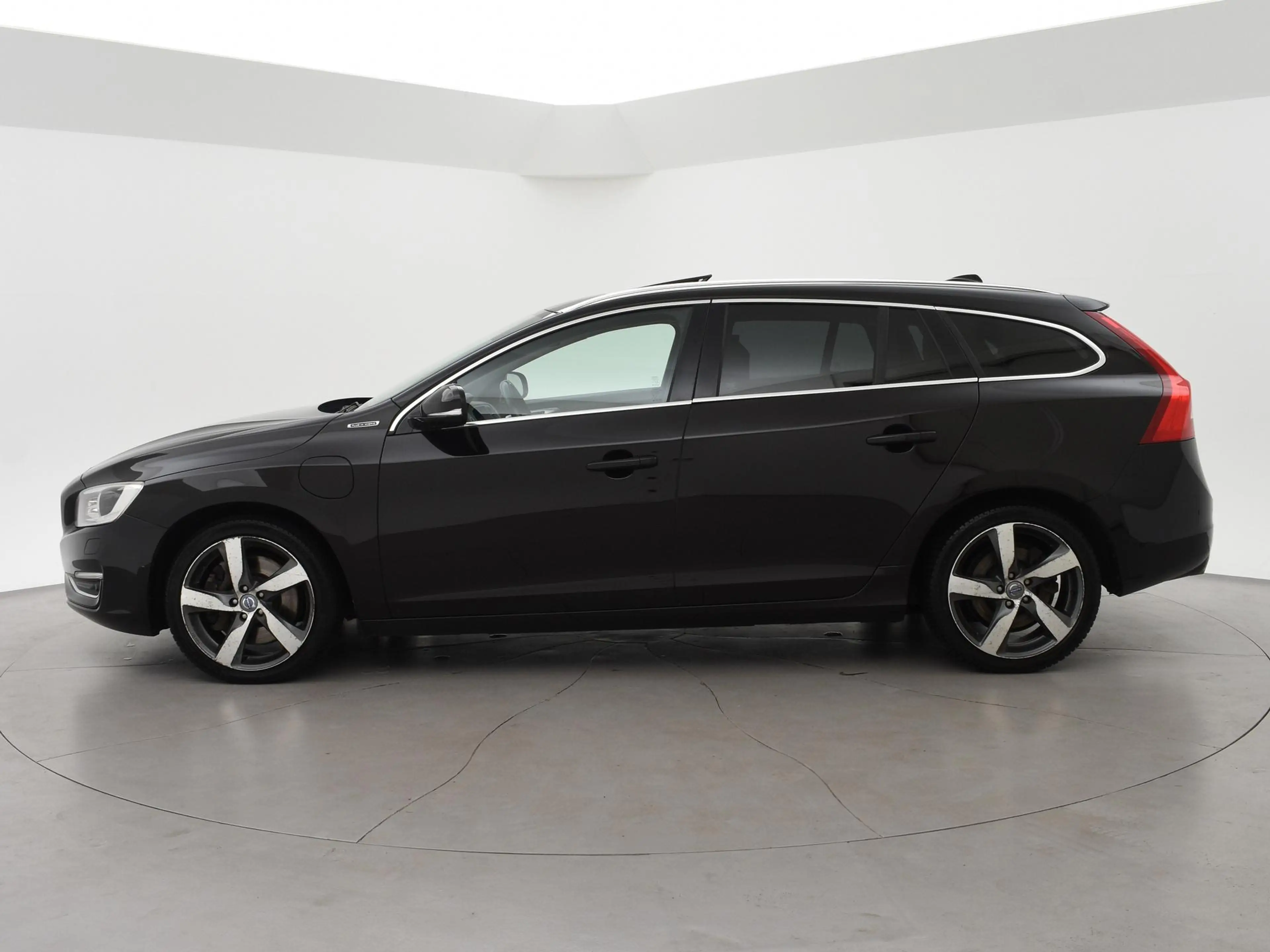 Volvo V60 2.4 D6 AWD PLUG-IN AMBER BLACK + COGNAC LEDER | AD — photo 5