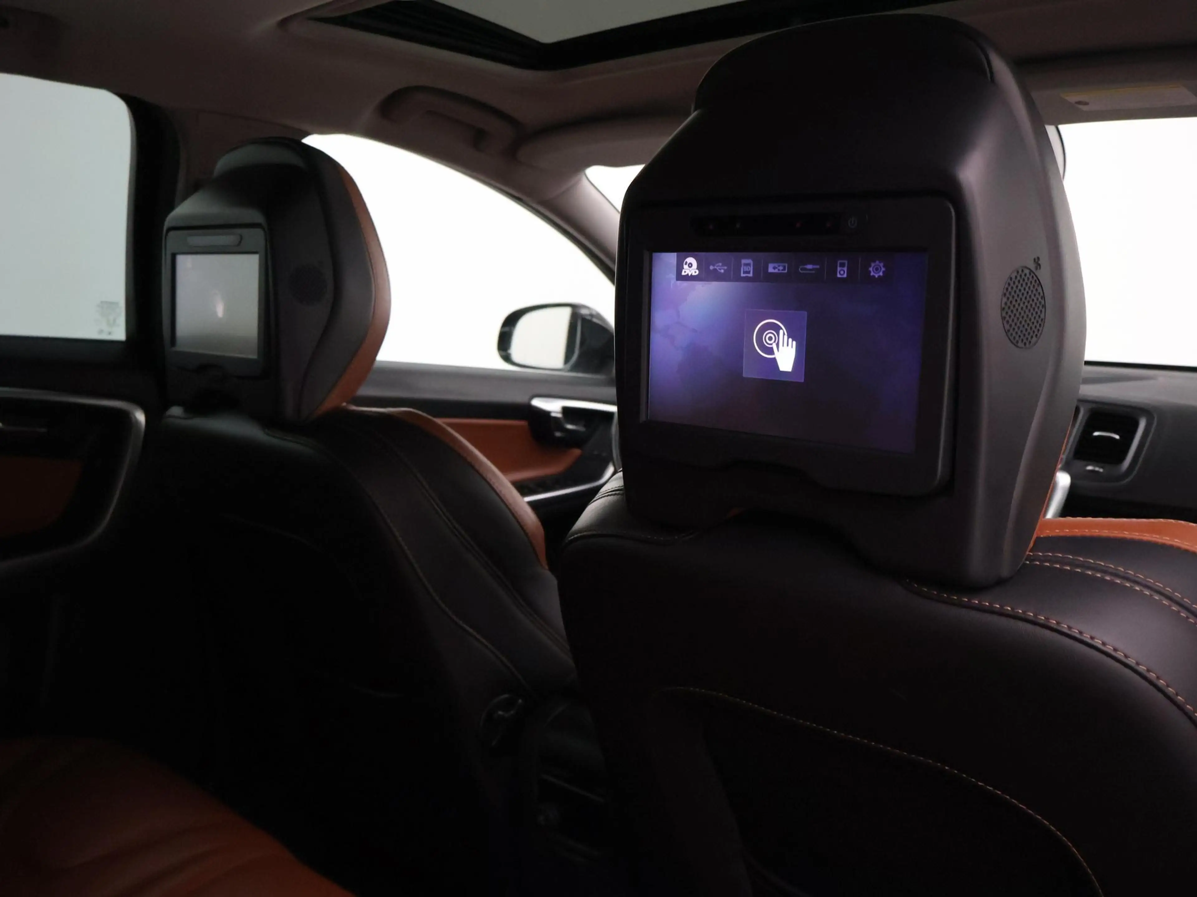 Volvo V60 2.4 D6 AWD PLUG-IN AMBER BLACK + COGNAC LEDER | AD — photo 12